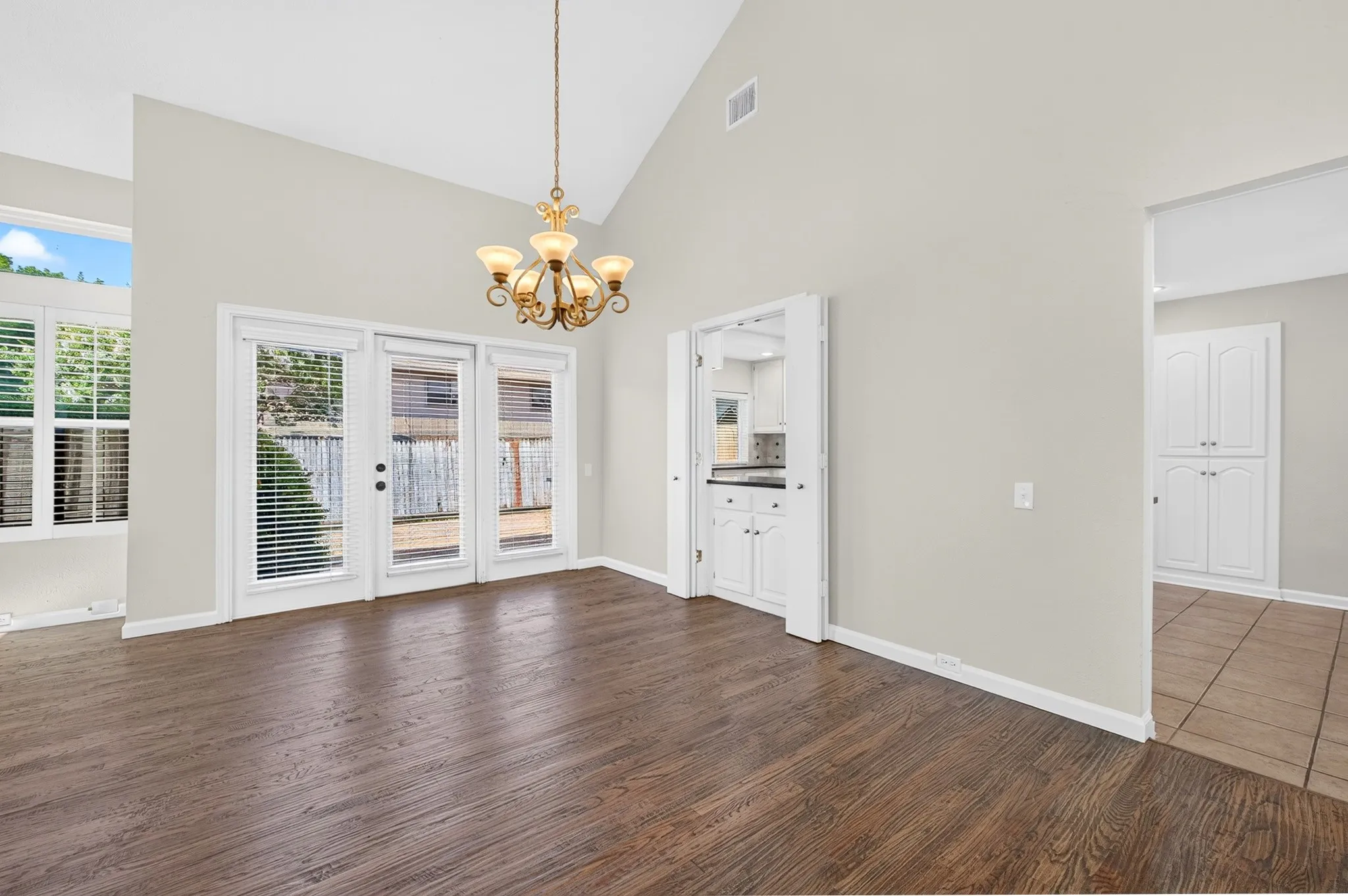 Single Family Residence For Rent in Collin County , 5806 Smoke Glass Trail, Dallas, Texas 75252, 2 Bedroom, 2 Bathroom, 2 Garage spaces, 1,751 Sqft, built in 1981, Price $2,850, mls#21308859, Real Estate Agent in Dallas, Homes For Rent in Collin county, Homes For Rent in Dallas, Realtor in Dallas Texas, Real Estate Brokerage Independent Realty Texas, Luminita Cordes Realtor