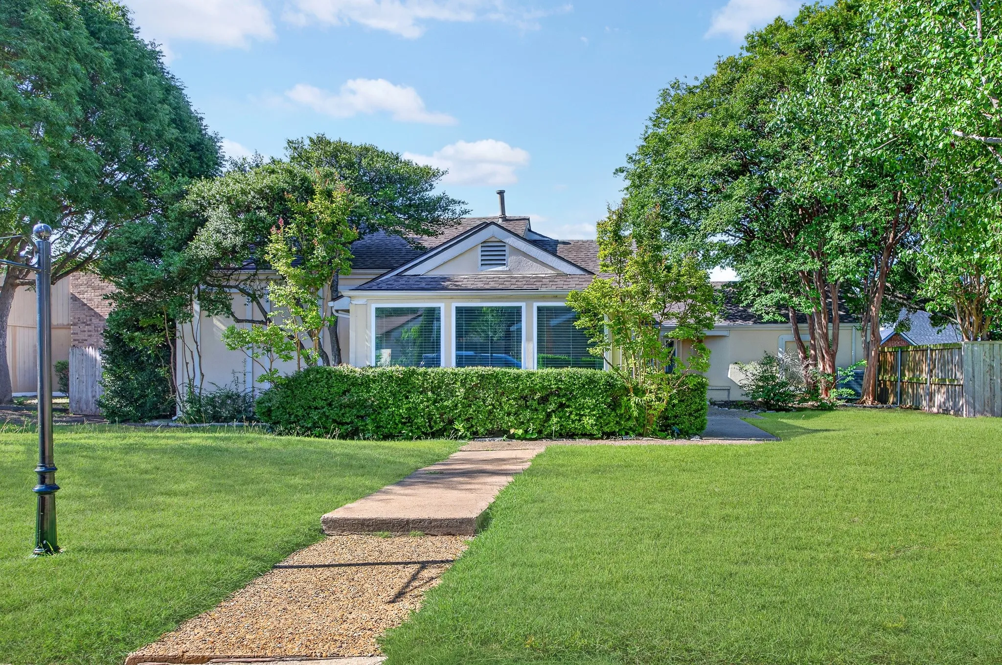 Single Family Residence For Rent in Collin County , 5806 Smoke Glass Trail, Dallas, Texas 75252, 2 Bedroom, 2 Bathroom, 2 Garage spaces, 1,751 Sqft, built in 1981, Price $2,850, mls#21308859, Real Estate Agent in Dallas, Homes For Rent in Collin county, Homes For Rent in Dallas, Realtor in Dallas Texas, Real Estate Brokerage Independent Realty Texas, Luminita Cordes Realtor