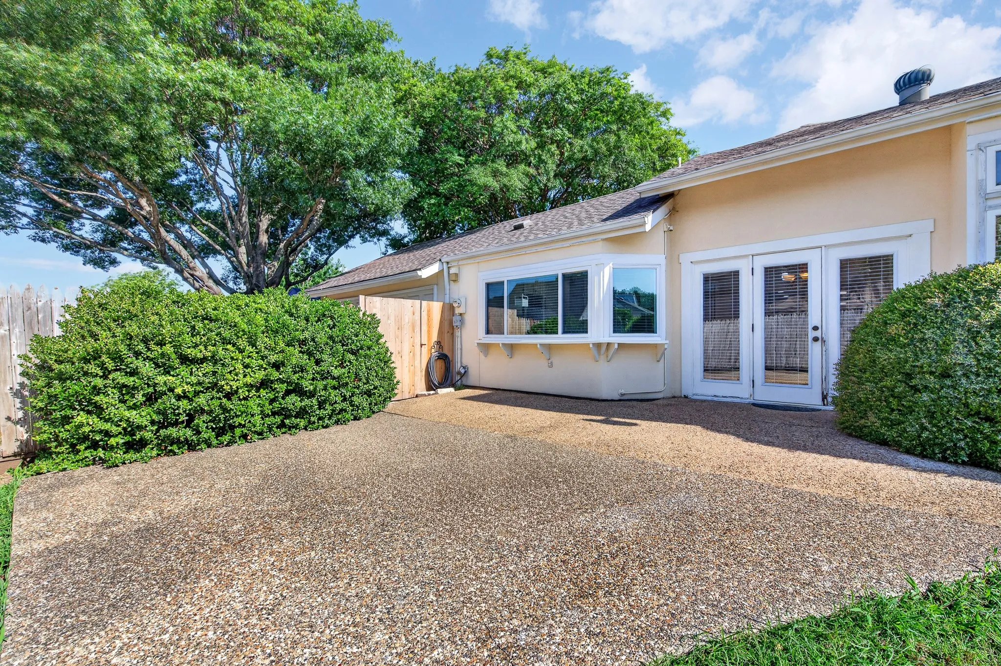 Single Family Residence For Rent in Collin County , 5806 Smoke Glass Trail, Dallas, Texas 75252, 2 Bedroom, 2 Bathroom, 2 Garage spaces, 1,751 Sqft, built in 1981, Price $2,850, mls#21308859, Real Estate Agent in Dallas, Homes For Rent in Collin county, Homes For Rent in Dallas, Realtor in Dallas Texas, Real Estate Brokerage Independent Realty Texas, Luminita Cordes Realtor