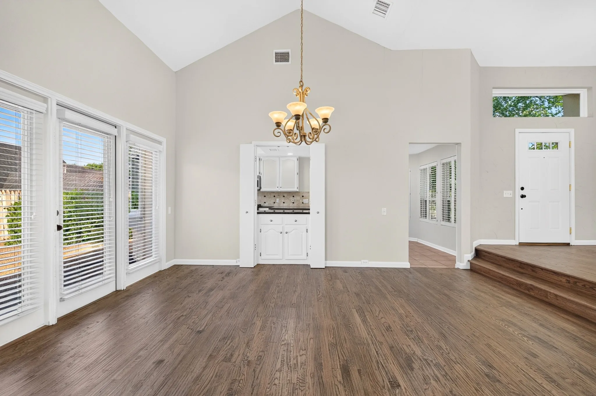 Single Family Residence For Rent in Collin County , 5806 Smoke Glass Trail, Dallas, Texas 75252, 2 Bedroom, 2 Bathroom, 2 Garage spaces, 1,751 Sqft, built in 1981, Price $2,850, mls#21308859, Real Estate Agent in Dallas, Homes For Rent in Collin county, Homes For Rent in Dallas, Realtor in Dallas Texas, Real Estate Brokerage Independent Realty Texas, Luminita Cordes Realtor