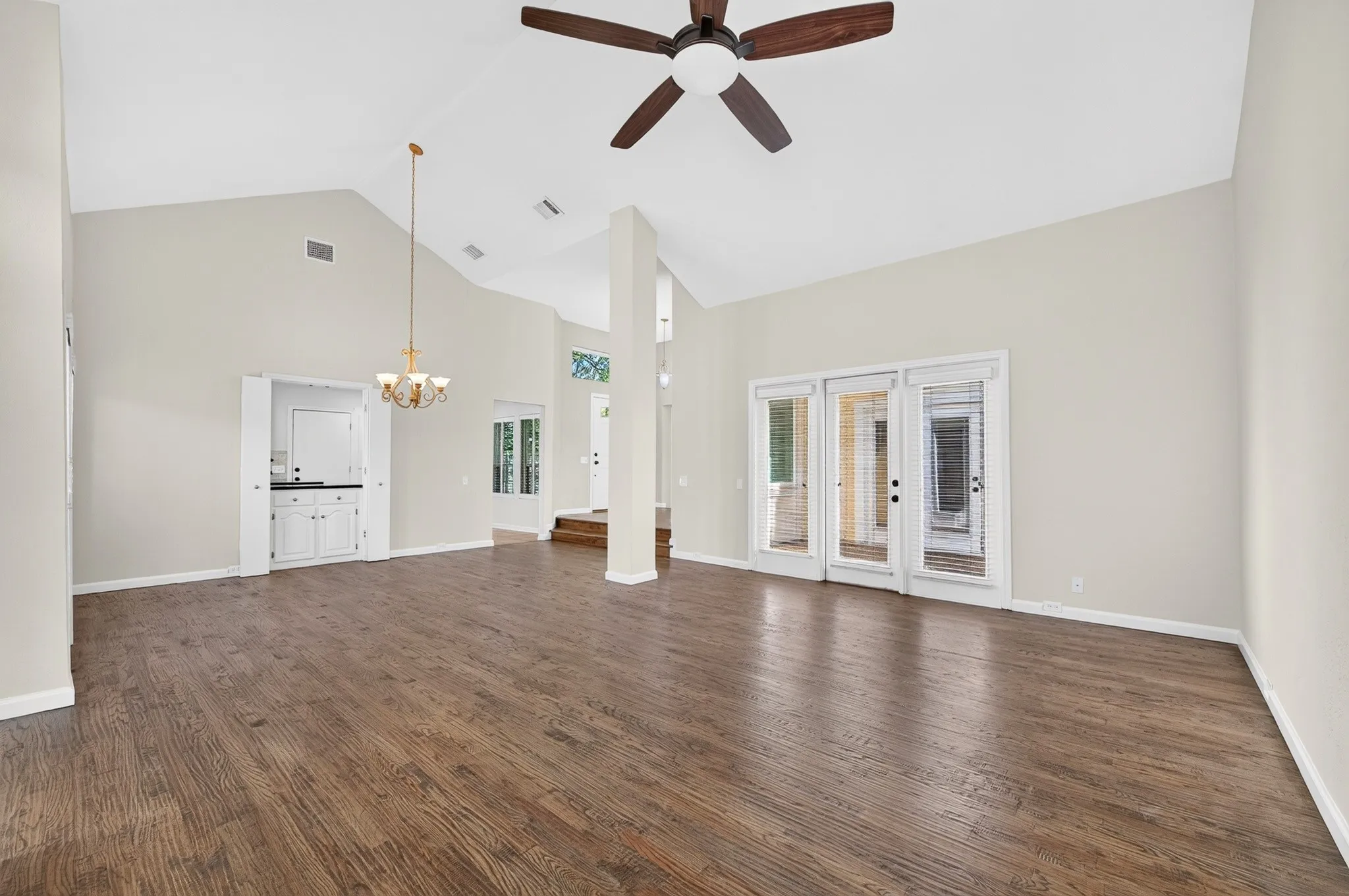 Single Family Residence For Rent in Collin County , 5806 Smoke Glass Trail, Dallas, Texas 75252, 2 Bedroom, 2 Bathroom, 2 Garage spaces, 1,751 Sqft, built in 1981, Price $2,850, mls#21308859, Real Estate Agent in Dallas, Homes For Rent in Collin county, Homes For Rent in Dallas, Realtor in Dallas Texas, Real Estate Brokerage Independent Realty Texas, Luminita Cordes Realtor