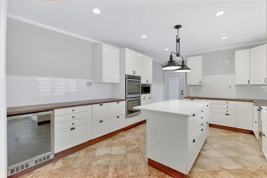 Single Family Residence For Sale in Camp County , 216 N Texas Street, Pittsburg, Texas 75686, 5 Bedroom, 2 Bathroom, 2 Garage spaces, 3,270 Sqft, built in 1929, mls#21317676, Real Estate Agent in Pittsburg, Homes For Sale in Camp county, Homes For Sale in Pittsburg, Realtor in Pittsburg Texas, Real Estate Brokerage Independent Realty Texas, Luminita Cordes Realtor