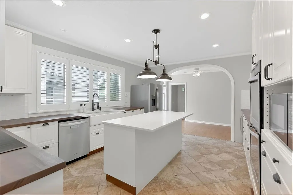 Single Family Residence For Sale in Camp County , 216 N Texas Street, Pittsburg, Texas 75686, 5 Bedroom, 2 Bathroom, 2 Garage spaces, 3,270 Sqft, built in 1929, mls#21317676, Real Estate Agent in Pittsburg, Homes For Sale in Camp county, Homes For Sale in Pittsburg, Realtor in Pittsburg Texas, Real Estate Brokerage Independent Realty Texas, Luminita Cordes Realtor