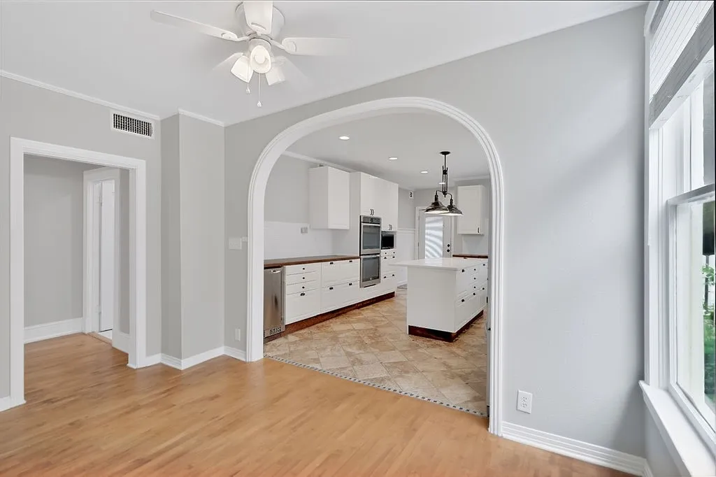 Single Family Residence For Sale in Camp County , 216 N Texas Street, Pittsburg, Texas 75686, 5 Bedroom, 2 Bathroom, 2 Garage spaces, 3,270 Sqft, built in 1929, mls#21317676, Real Estate Agent in Pittsburg, Homes For Sale in Camp county, Homes For Sale in Pittsburg, Realtor in Pittsburg Texas, Real Estate Brokerage Independent Realty Texas, Luminita Cordes Realtor