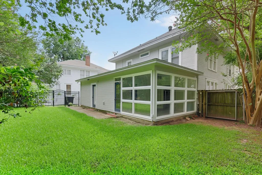 Single Family Residence For Sale in Camp County , 216 N Texas Street, Pittsburg, Texas 75686, 5 Bedroom, 2 Bathroom, 2 Garage spaces, 3,270 Sqft, built in 1929, mls#21317676, Real Estate Agent in Pittsburg, Homes For Sale in Camp county, Homes For Sale in Pittsburg, Realtor in Pittsburg Texas, Real Estate Brokerage Independent Realty Texas, Luminita Cordes Realtor