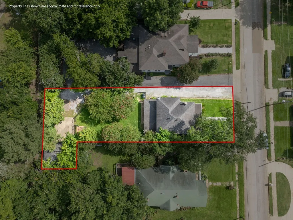 Single Family Residence For Sale in Camp County , 216 N Texas Street, Pittsburg, Texas 75686, 5 Bedroom, 2 Bathroom, 2 Garage spaces, 3,270 Sqft, built in 1929, mls#21317676, Real Estate Agent in Pittsburg, Homes For Sale in Camp county, Homes For Sale in Pittsburg, Realtor in Pittsburg Texas, Real Estate Brokerage Independent Realty Texas, Luminita Cordes Realtor
