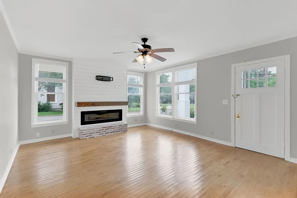 Single Family Residence For Sale in Camp County , 216 N Texas Street, Pittsburg, Texas 75686, 5 Bedroom, 2 Bathroom, 2 Garage spaces, 3,270 Sqft, built in 1929, mls#21317676, Real Estate Agent in Pittsburg, Homes For Sale in Camp county, Homes For Sale in Pittsburg, Realtor in Pittsburg Texas, Real Estate Brokerage Independent Realty Texas, Luminita Cordes Realtor