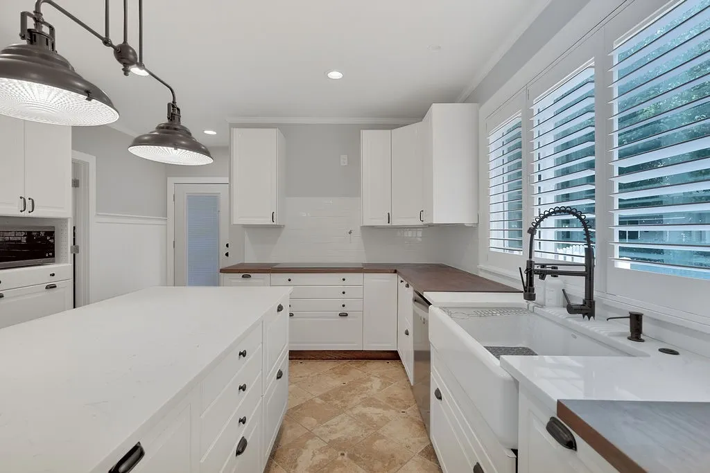 Single Family Residence For Sale in Camp County , 216 N Texas Street, Pittsburg, Texas 75686, 5 Bedroom, 2 Bathroom, 2 Garage spaces, 3,270 Sqft, built in 1929, mls#21317676, Real Estate Agent in Pittsburg, Homes For Sale in Camp county, Homes For Sale in Pittsburg, Realtor in Pittsburg Texas, Real Estate Brokerage Independent Realty Texas, Luminita Cordes Realtor
