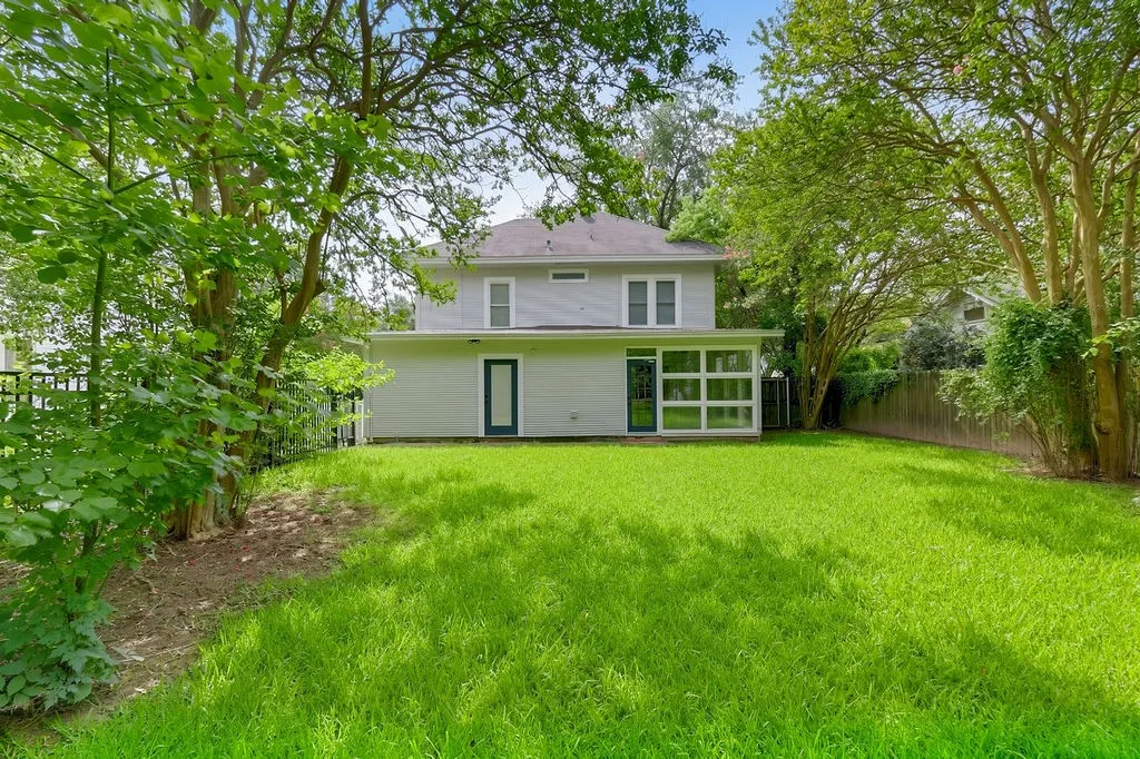 Single Family Residence For Sale in Camp County , 216 N Texas Street, Pittsburg, Texas 75686, 5 Bedroom, 2 Bathroom, 2 Garage spaces, 3,270 Sqft, built in 1929, mls#21317676, Real Estate Agent in Pittsburg, Homes For Sale in Camp county, Homes For Sale in Pittsburg, Realtor in Pittsburg Texas, Real Estate Brokerage Independent Realty Texas, Luminita Cordes Realtor
