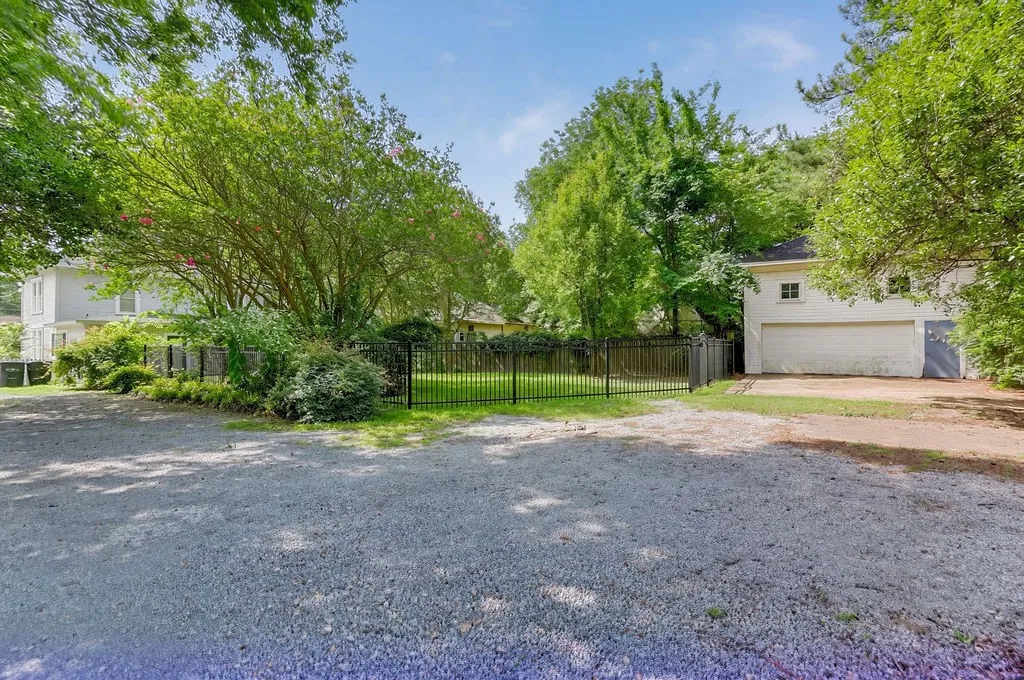 Single Family Residence For Sale in Camp County , 216 N Texas Street, Pittsburg, Texas 75686, 5 Bedroom, 2 Bathroom, 2 Garage spaces, 3,270 Sqft, built in 1929, mls#21317676, Real Estate Agent in Pittsburg, Homes For Sale in Camp county, Homes For Sale in Pittsburg, Realtor in Pittsburg Texas, Real Estate Brokerage Independent Realty Texas, Luminita Cordes Realtor