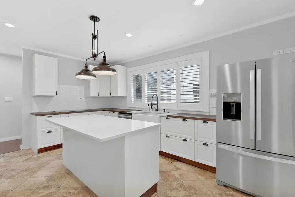 Single Family Residence For Sale in Camp County , 216 N Texas Street, Pittsburg, Texas 75686, 5 Bedroom, 2 Bathroom, 2 Garage spaces, 3,270 Sqft, built in 1929, mls#21317676, Real Estate Agent in Pittsburg, Homes For Sale in Camp county, Homes For Sale in Pittsburg, Realtor in Pittsburg Texas, Real Estate Brokerage Independent Realty Texas, Luminita Cordes Realtor