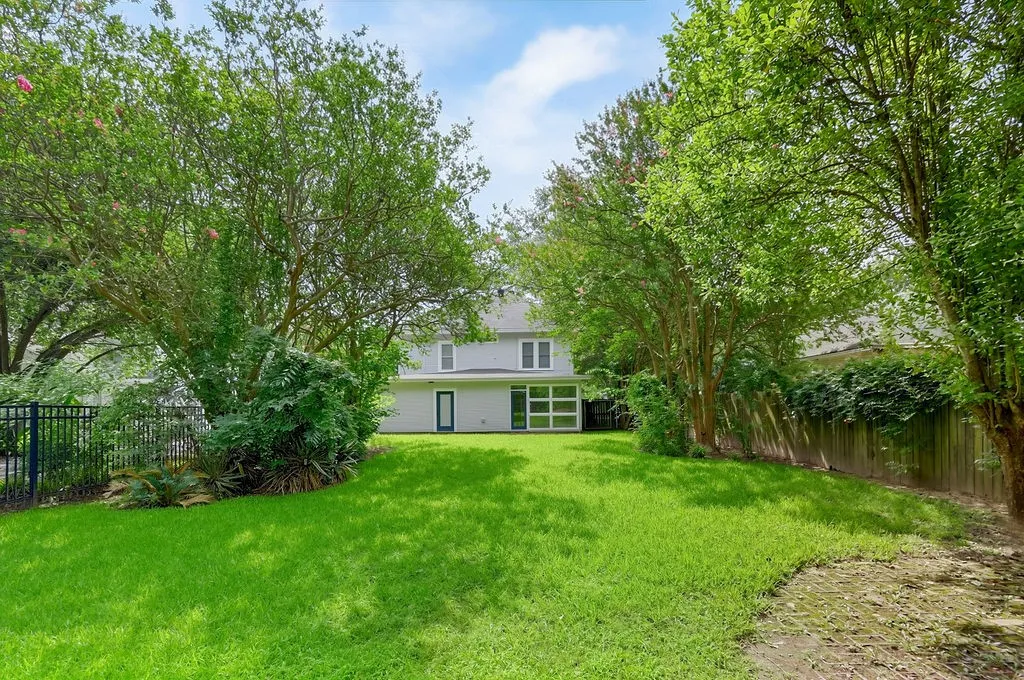 Single Family Residence For Sale in Camp County , 216 N Texas Street, Pittsburg, Texas 75686, 5 Bedroom, 2 Bathroom, 2 Garage spaces, 3,270 Sqft, built in 1929, mls#21317676, Real Estate Agent in Pittsburg, Homes For Sale in Camp county, Homes For Sale in Pittsburg, Realtor in Pittsburg Texas, Real Estate Brokerage Independent Realty Texas, Luminita Cordes Realtor