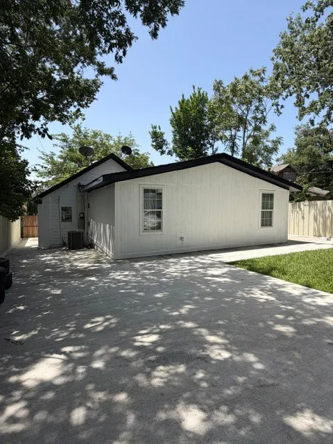 Single Family Residence For Sale in Tarrant County , 2211 Irion Avenue, Fort Worth, Texas 76106, 3 Bedroom, 1 Bathroom, Garage spaces, 1,177 Sqft, built in 1940, mls#21316853, Real Estate Agent in Fort Worth, Homes For Sale in Tarrant county, Homes For Sale in Fort Worth, Realtor in Fort Worth Texas, Real Estate Brokerage Independent Realty Texas, Luminita Cordes Realtor