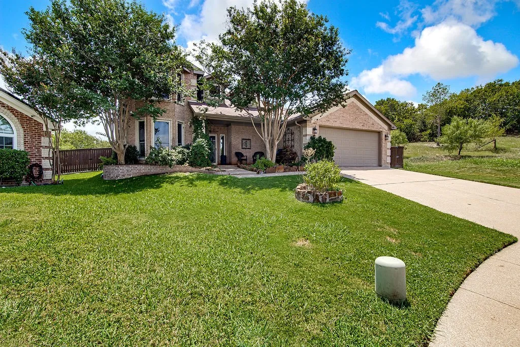 Single Family Residence For Sale in Johnson County , 800 Joshua Drive, Burleson, Texas 76028, 4 Bedroom, 3 Bathroom, 2 Garage spaces, 2,214 Sqft, built in 2002, mls#21317829, Real Estate Agent in Burleson, Homes For Sale in Johnson county, Homes For Sale in Burleson, Realtor in Burleson Texas, Real Estate Brokerage Independent Realty Texas, Luminita Cordes Realtor