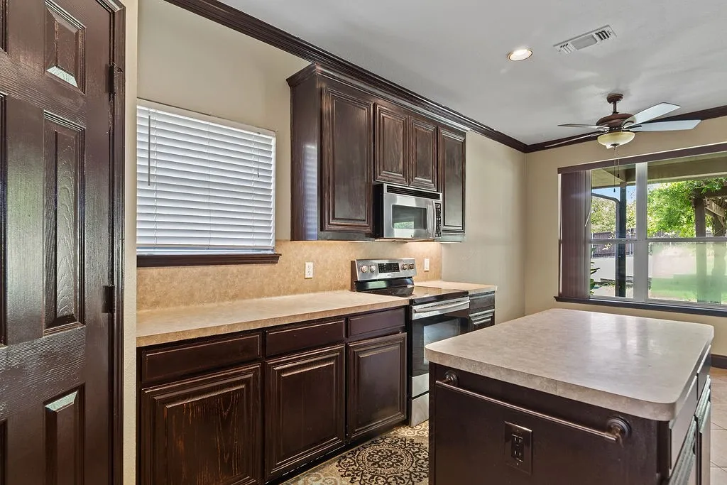 Single Family Residence For Sale in Johnson County , 800 Joshua Drive, Burleson, Texas 76028, 4 Bedroom, 3 Bathroom, 2 Garage spaces, 2,214 Sqft, built in 2002, mls#21317829, Real Estate Agent in Burleson, Homes For Sale in Johnson county, Homes For Sale in Burleson, Realtor in Burleson Texas, Real Estate Brokerage Independent Realty Texas, Luminita Cordes Realtor