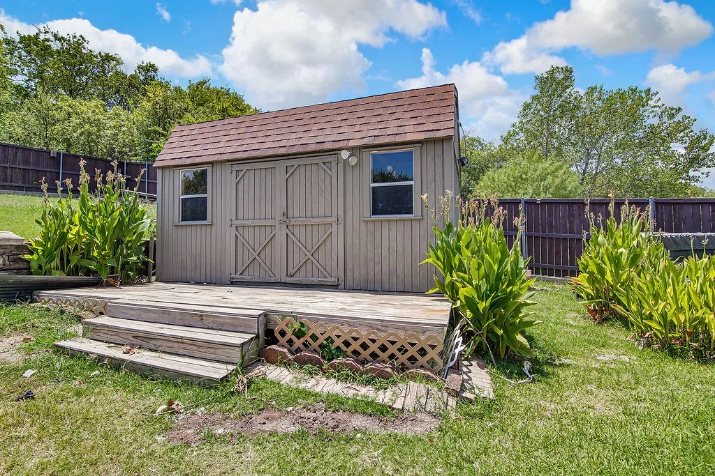 Single Family Residence For Sale in Johnson County , 800 Joshua Drive, Burleson, Texas 76028, 4 Bedroom, 3 Bathroom, 2 Garage spaces, 2,214 Sqft, built in 2002, mls#21317829, Real Estate Agent in Burleson, Homes For Sale in Johnson county, Homes For Sale in Burleson, Realtor in Burleson Texas, Real Estate Brokerage Independent Realty Texas, Luminita Cordes Realtor