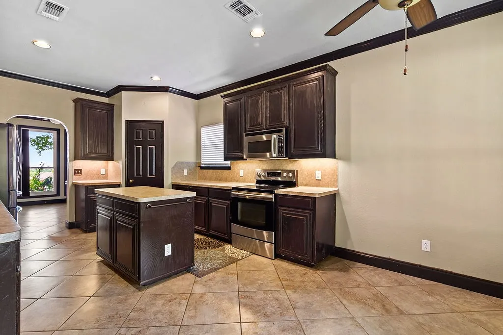 Single Family Residence For Sale in Johnson County , 800 Joshua Drive, Burleson, Texas 76028, 4 Bedroom, 3 Bathroom, 2 Garage spaces, 2,214 Sqft, built in 2002, mls#21317829, Real Estate Agent in Burleson, Homes For Sale in Johnson county, Homes For Sale in Burleson, Realtor in Burleson Texas, Real Estate Brokerage Independent Realty Texas, Luminita Cordes Realtor