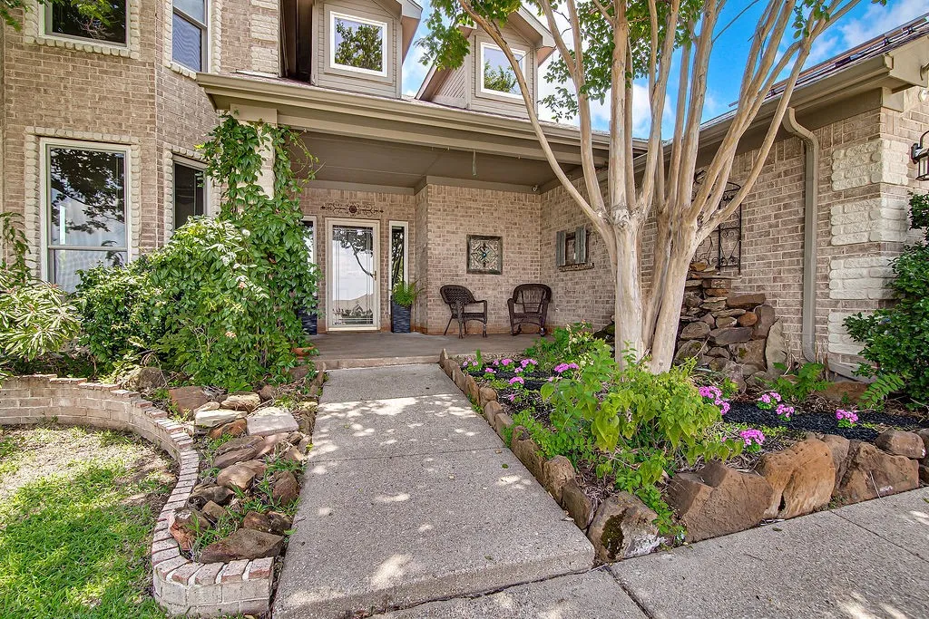 Single Family Residence For Sale in Johnson County , 800 Joshua Drive, Burleson, Texas 76028, 4 Bedroom, 3 Bathroom, 2 Garage spaces, 2,214 Sqft, built in 2002, mls#21317829, Real Estate Agent in Burleson, Homes For Sale in Johnson county, Homes For Sale in Burleson, Realtor in Burleson Texas, Real Estate Brokerage Independent Realty Texas, Luminita Cordes Realtor
