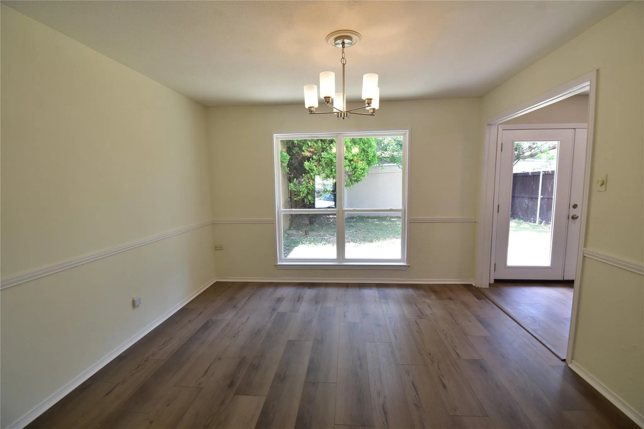 Townhouse For Sale in Dallas County , 14335 Haymeadow Circle, Dallas, Texas 75254, 3 Bedroom, 3 Bathroom, 2 Garage spaces, 1,446 Sqft, built in 1974, mls#21317640, Real Estate Agent in Dallas, Homes For Sale in Dallas county, Homes For Sale in Dallas, Realtor in Dallas Texas, Real Estate Brokerage Independent Realty Texas, Luminita Cordes Realtor