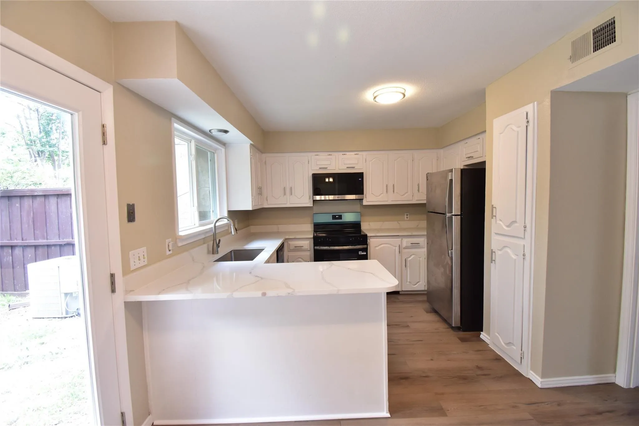 Gourmet kitchen with breakfast nook