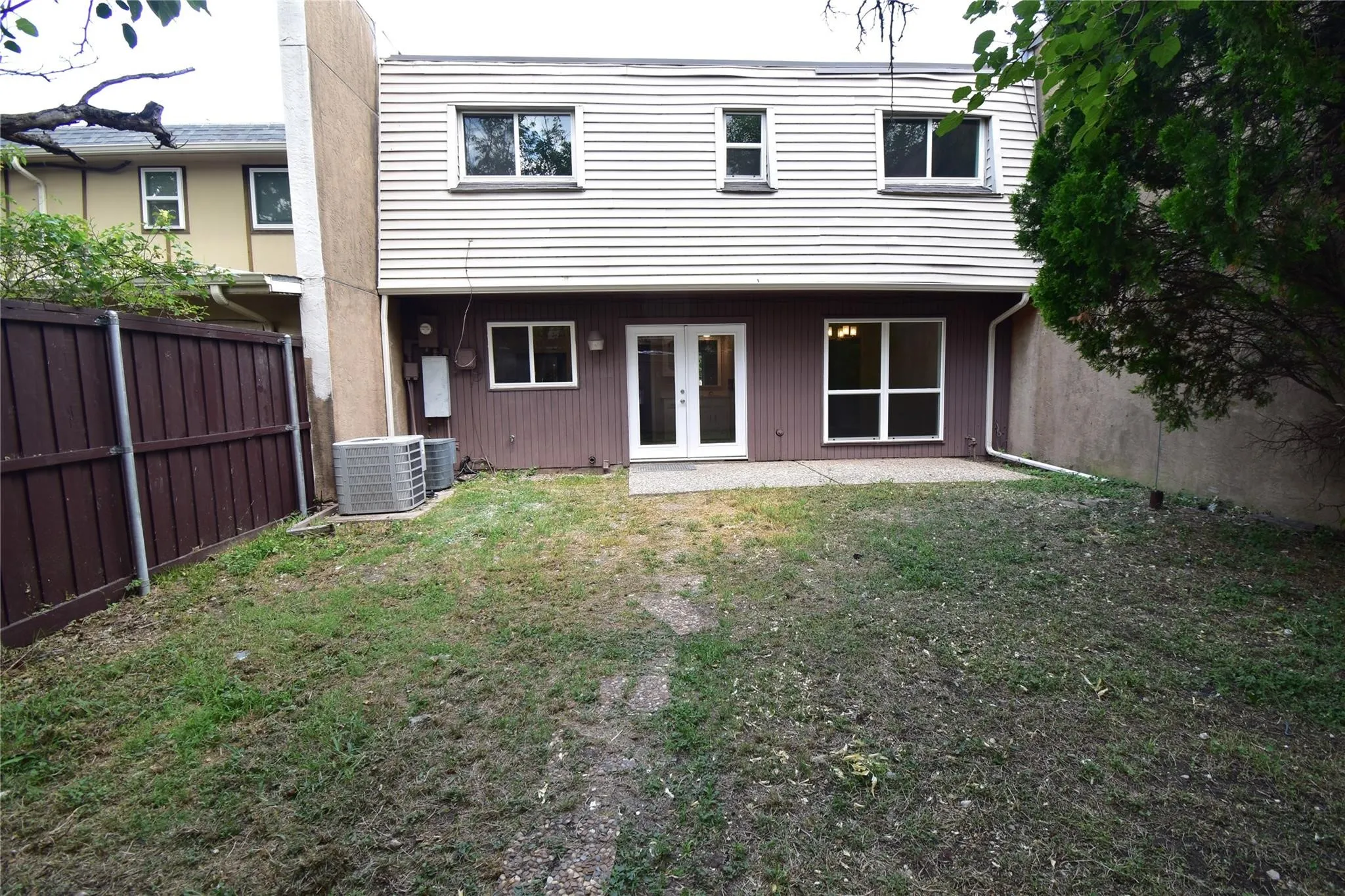 Over 1,000 sf fenced  private big courtyard over 1,000 s
