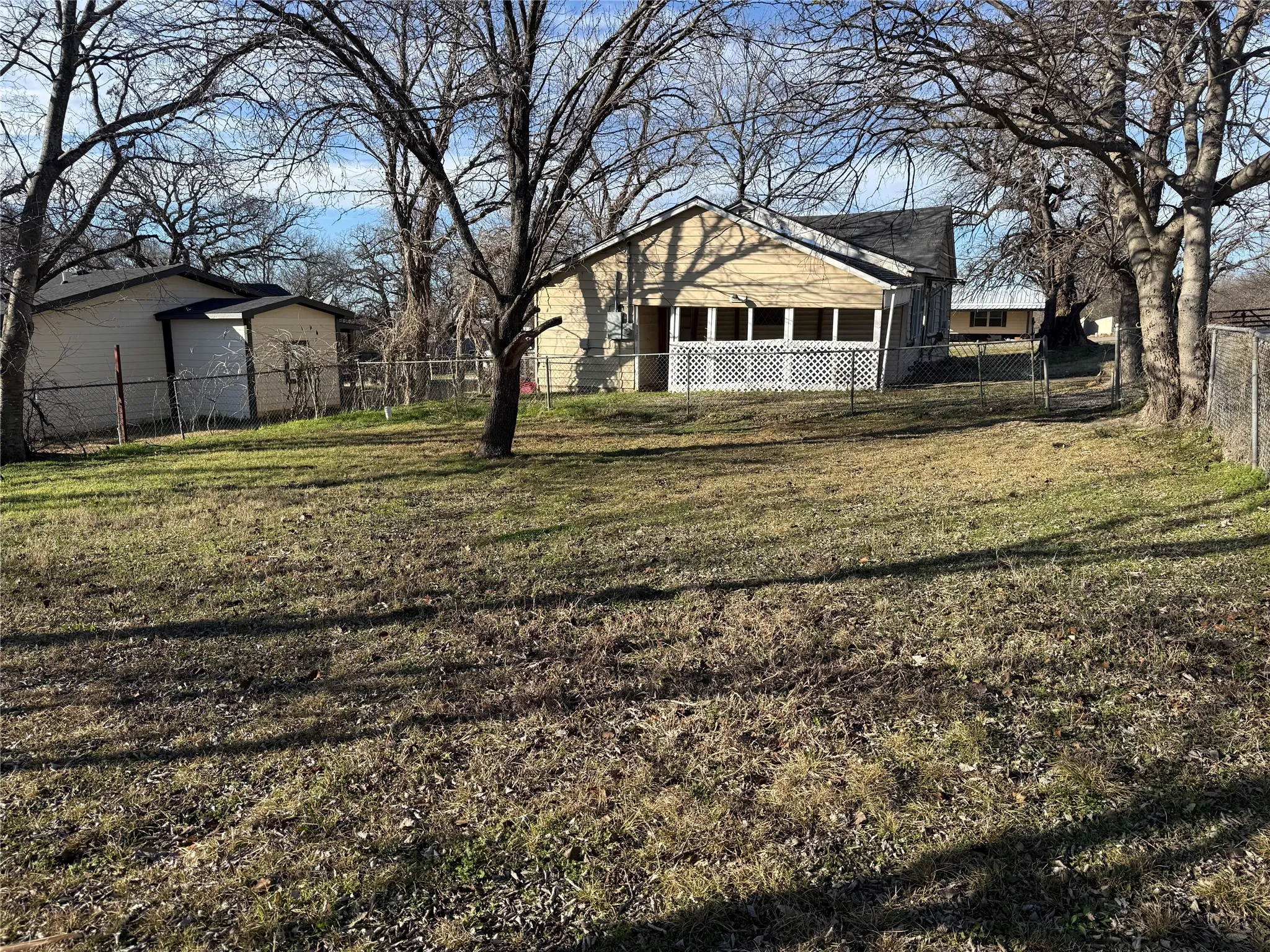 Single Family Residence For Rent in Grayson County , 430 E Parnell Street, Denison, Texas 75021, 3 Bedroom, 1 Bathroom, Garage spaces, 996 Sqft, built in 1940, mls#21317866, Real Estate Agent in Denison, Homes For Rent in Grayson county, Homes For Rent in Denison, Realtor in Denison Texas, Real Estate Brokerage Independent Realty Texas, Luminita Cordes Realtor