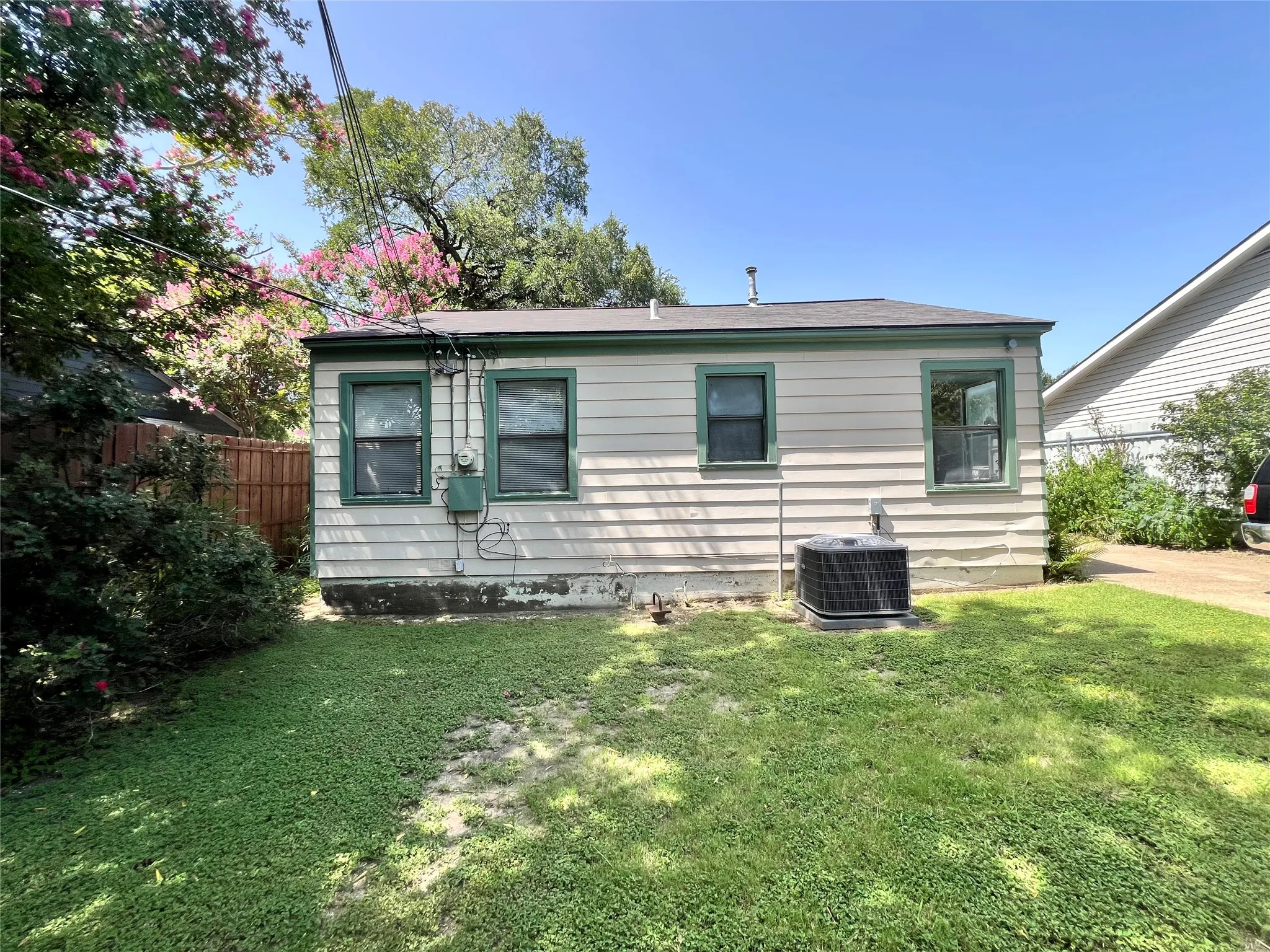 Single Family Residence For Sale in Dallas County , 6714 Day Street, Dallas, Texas 75227, 3 Bedroom, 2 Bathroom, Garage spaces, 1,243 Sqft, built in 1948, mls#21316800, Real Estate Agent in Dallas, Homes For Sale in Dallas county, Homes For Sale in Dallas, Realtor in Dallas Texas, Real Estate Brokerage Independent Realty Texas, Luminita Cordes Realtor