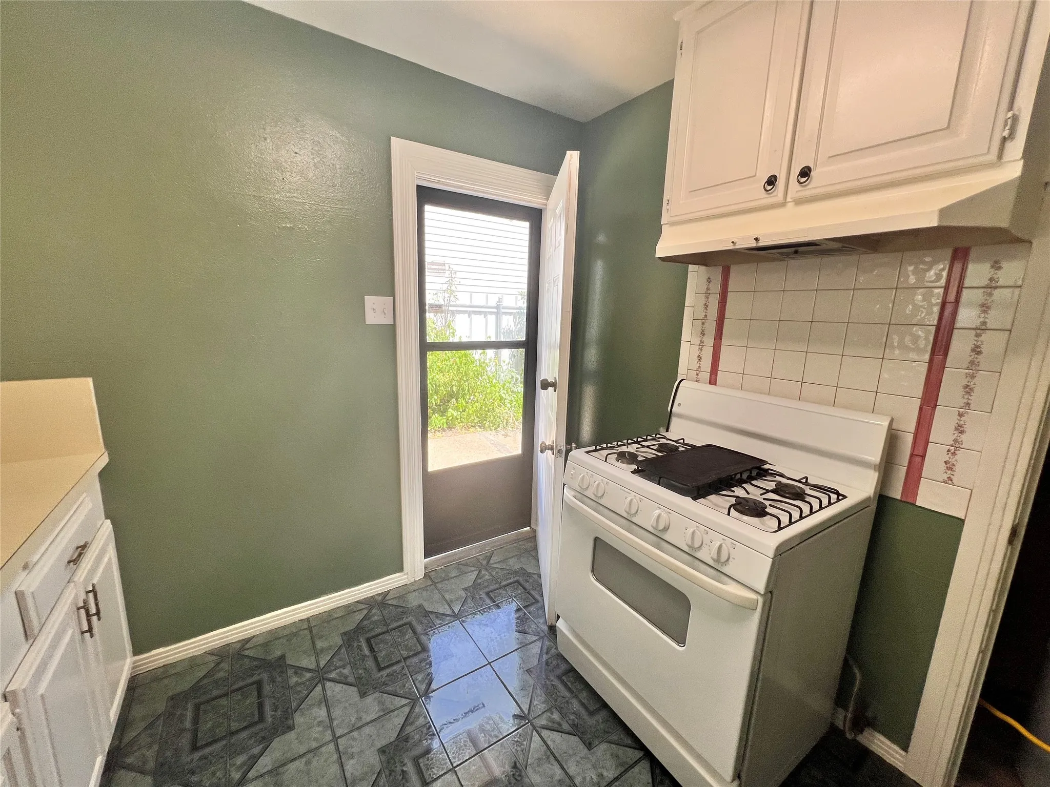 Single Family Residence For Sale in Dallas County , 6714 Day Street, Dallas, Texas 75227, 3 Bedroom, 2 Bathroom, Garage spaces, 1,243 Sqft, built in 1948, mls#21316800, Real Estate Agent in Dallas, Homes For Sale in Dallas county, Homes For Sale in Dallas, Realtor in Dallas Texas, Real Estate Brokerage Independent Realty Texas, Luminita Cordes Realtor
