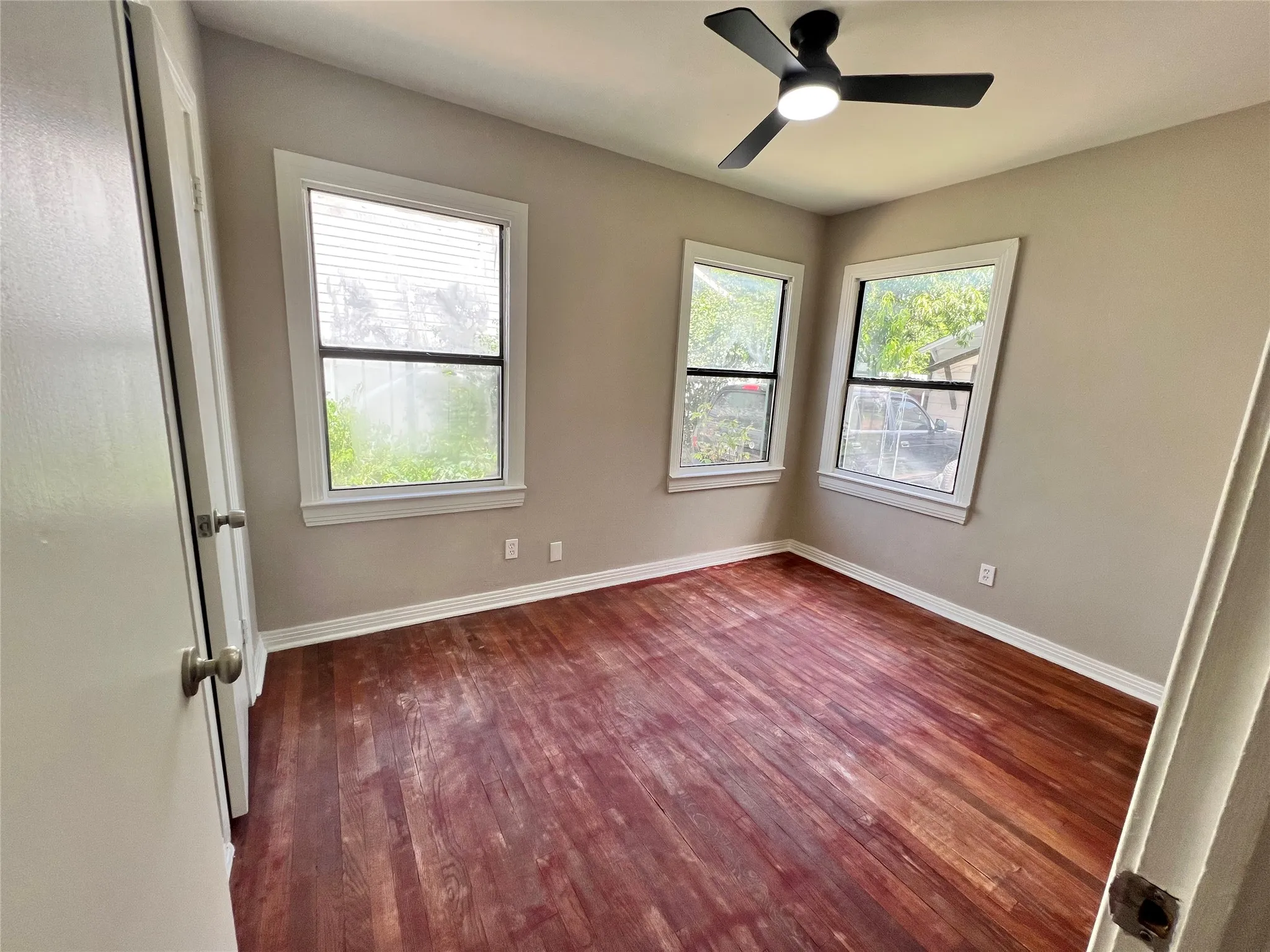 Single Family Residence For Sale in Dallas County , 6714 Day Street, Dallas, Texas 75227, 3 Bedroom, 2 Bathroom, Garage spaces, 1,243 Sqft, built in 1948, mls#21316800, Real Estate Agent in Dallas, Homes For Sale in Dallas county, Homes For Sale in Dallas, Realtor in Dallas Texas, Real Estate Brokerage Independent Realty Texas, Luminita Cordes Realtor