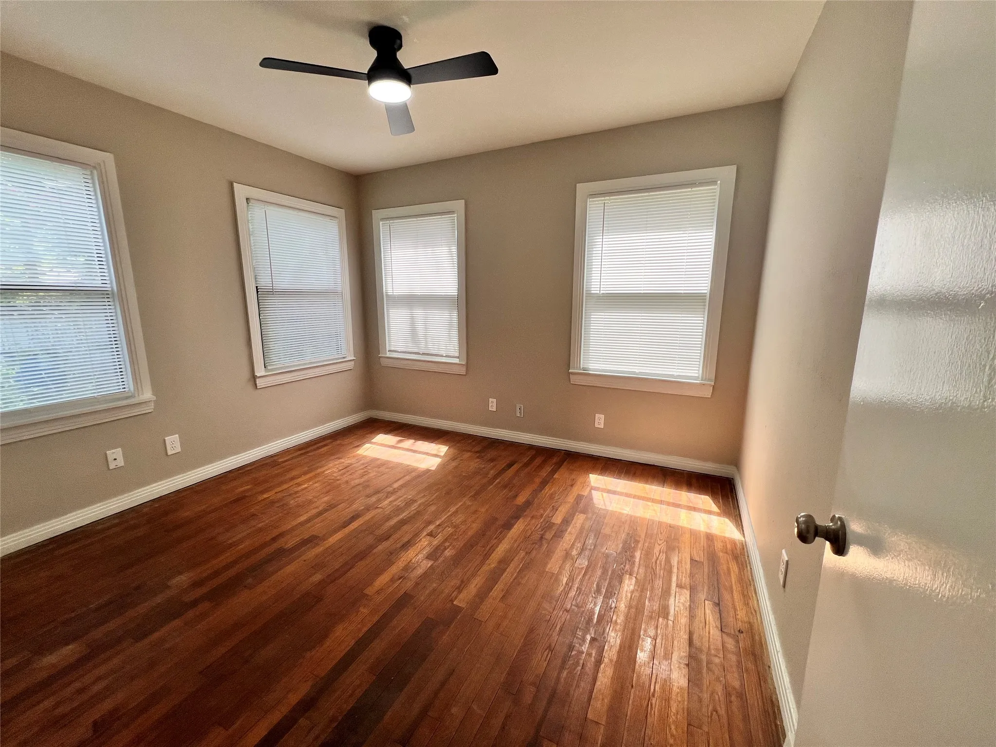 Single Family Residence For Sale in Dallas County , 6714 Day Street, Dallas, Texas 75227, 3 Bedroom, 2 Bathroom, Garage spaces, 1,243 Sqft, built in 1948, mls#21316800, Real Estate Agent in Dallas, Homes For Sale in Dallas county, Homes For Sale in Dallas, Realtor in Dallas Texas, Real Estate Brokerage Independent Realty Texas, Luminita Cordes Realtor