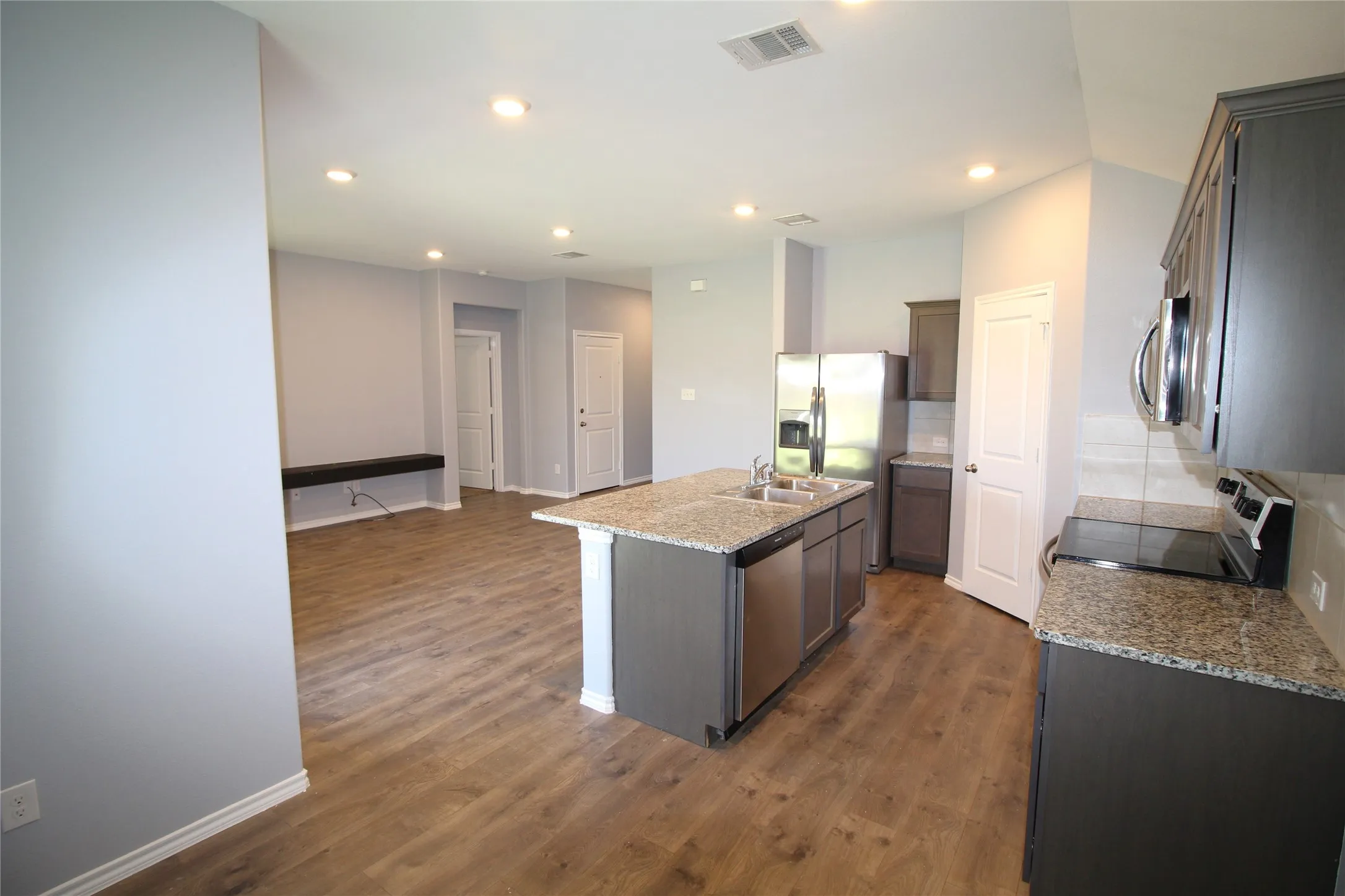Single Family Residence For Sale in Denton County , 825 Alton Drive, Aubrey, Texas 76227, 3 Bedroom, 2 Bathroom, 2 Garage spaces, 1,258 Sqft, built in 2019, mls#21314677, Real Estate Agent in Aubrey, Homes For Sale in Denton county, Homes For Sale in Aubrey, Realtor in Aubrey Texas, Real Estate Brokerage Independent Realty Texas, Luminita Cordes Realtor