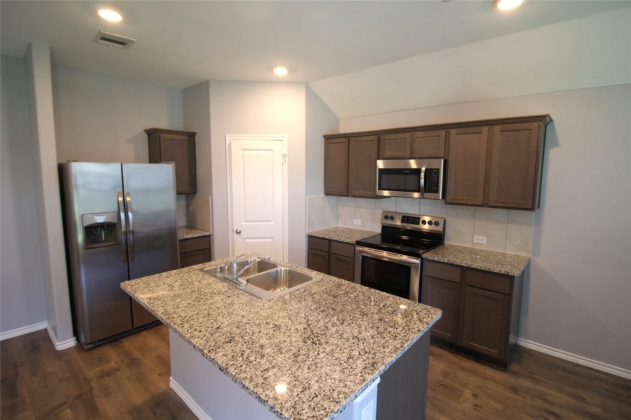Single Family Residence For Sale in Denton County , 825 Alton Drive, Aubrey, Texas 76227, 3 Bedroom, 2 Bathroom, 2 Garage spaces, 1,258 Sqft, built in 2019, mls#21314677, Real Estate Agent in Aubrey, Homes For Sale in Denton county, Homes For Sale in Aubrey, Realtor in Aubrey Texas, Real Estate Brokerage Independent Realty Texas, Luminita Cordes Realtor
