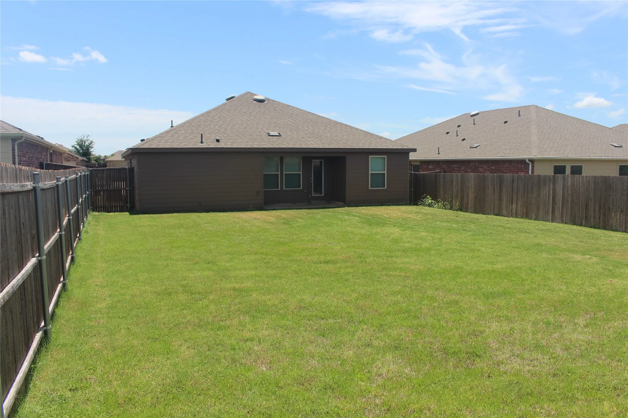 Single Family Residence For Sale in Denton County , 825 Alton Drive, Aubrey, Texas 76227, 3 Bedroom, 2 Bathroom, 2 Garage spaces, 1,258 Sqft, built in 2019, mls#21314677, Real Estate Agent in Aubrey, Homes For Sale in Denton county, Homes For Sale in Aubrey, Realtor in Aubrey Texas, Real Estate Brokerage Independent Realty Texas, Luminita Cordes Realtor