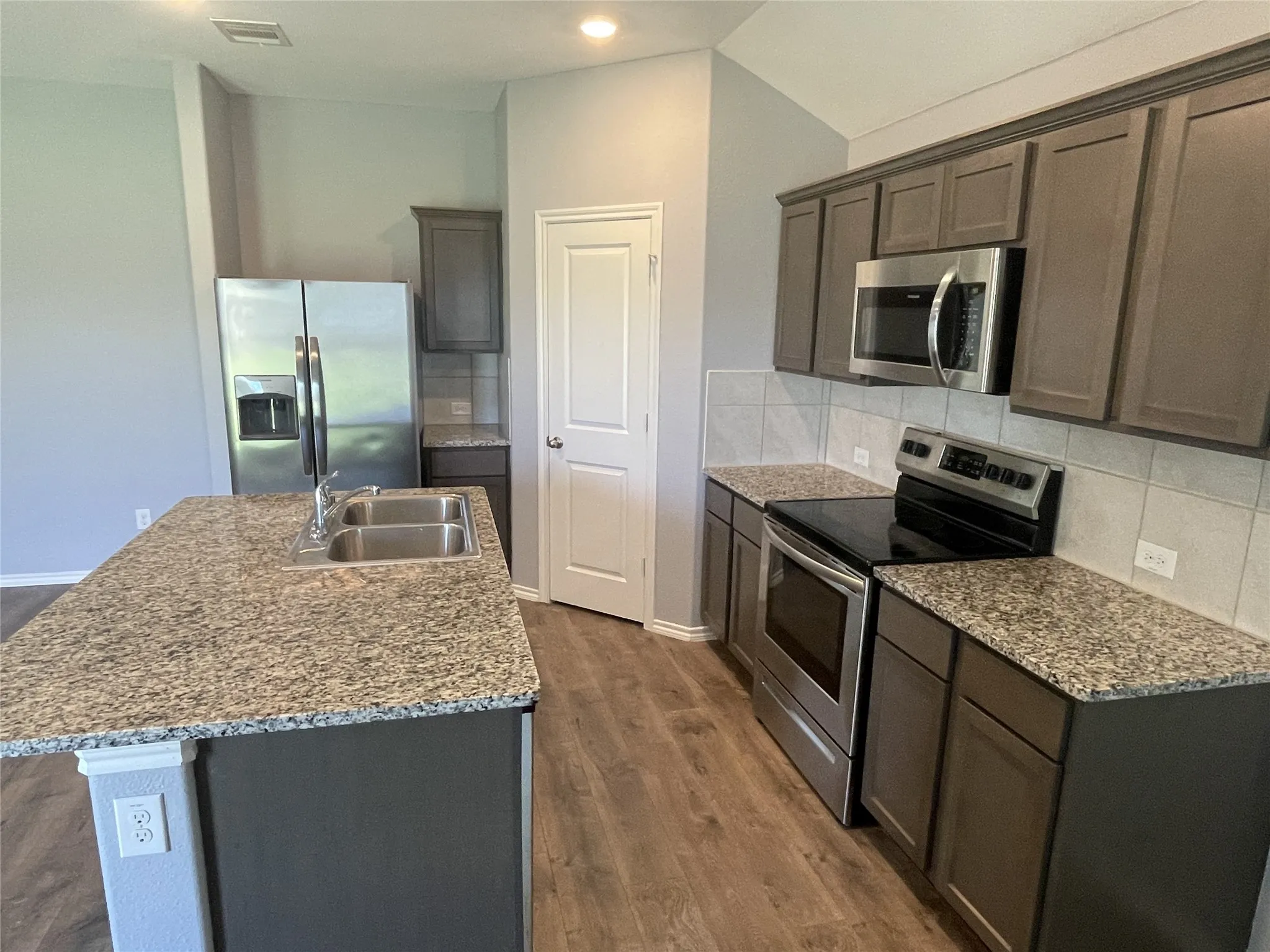 Single Family Residence For Sale in Denton County , 825 Alton Drive, Aubrey, Texas 76227, 3 Bedroom, 2 Bathroom, 2 Garage spaces, 1,258 Sqft, built in 2019, mls#21314677, Real Estate Agent in Aubrey, Homes For Sale in Denton county, Homes For Sale in Aubrey, Realtor in Aubrey Texas, Real Estate Brokerage Independent Realty Texas, Luminita Cordes Realtor