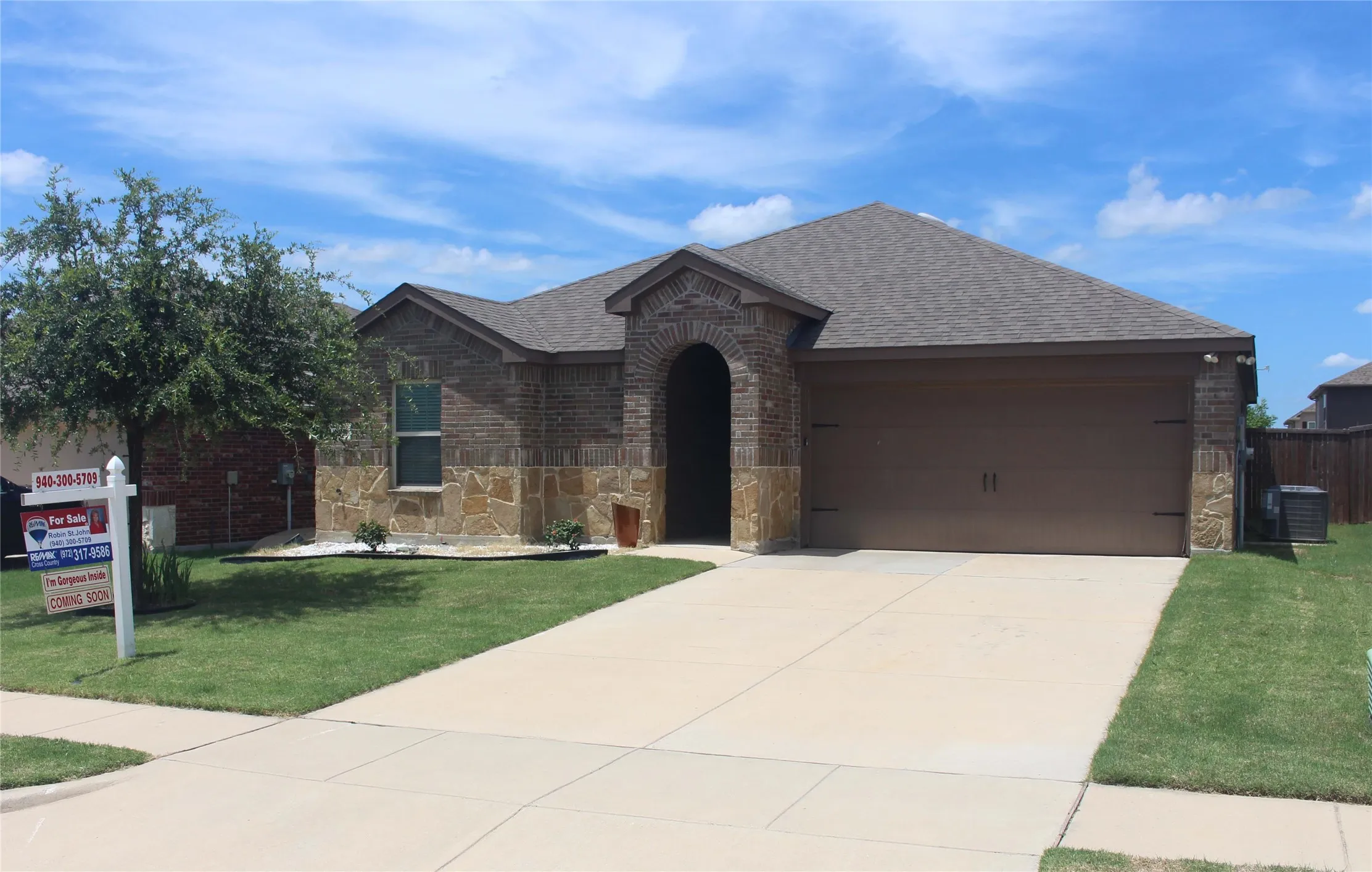 Single Family Residence For Sale in Denton County , 825 Alton Drive, Aubrey, Texas 76227, 3 Bedroom, 2 Bathroom, 2 Garage spaces, 1,258 Sqft, built in 2019, mls#21314677, Real Estate Agent in Aubrey, Homes For Sale in Denton county, Homes For Sale in Aubrey, Realtor in Aubrey Texas, Real Estate Brokerage Independent Realty Texas, Luminita Cordes Realtor