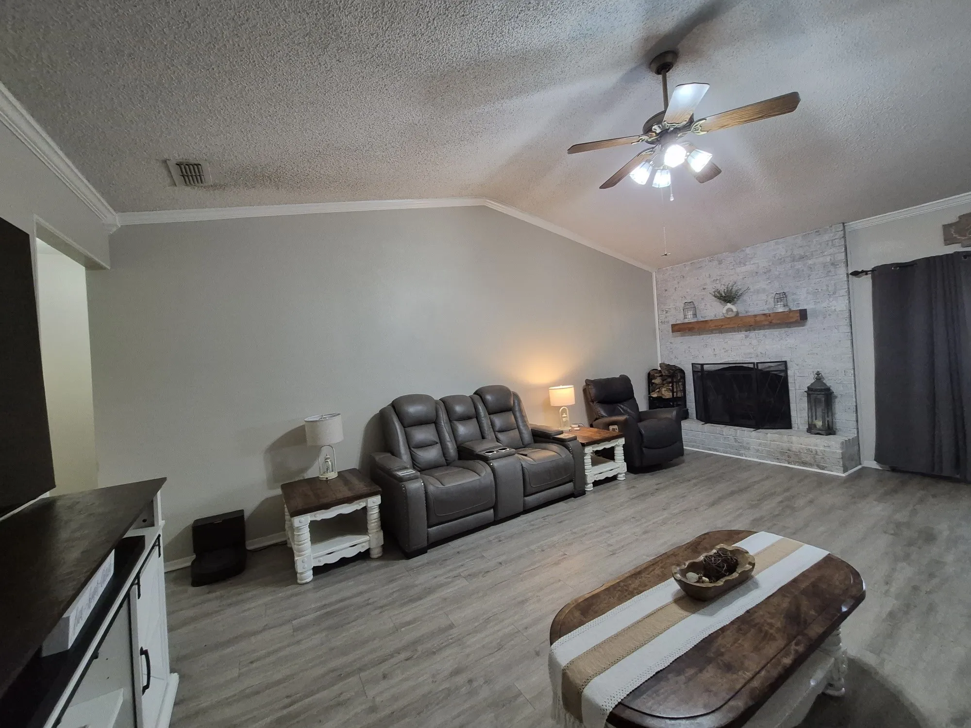 Single Family Residence For Sale in Mc Lennan County , 405 W Lindenwood Lane, Hewitt, Texas 76643, 4 Bedroom, 2 Bathroom, 2 Garage spaces, 2,249 Sqft, built in 1976, mls#21317741, Real Estate Agent in Hewitt, Homes For Sale in Mc Lennan county, Homes For Sale in Hewitt, Realtor in Hewitt Texas, Real Estate Brokerage Independent Realty Texas, Luminita Cordes Realtor