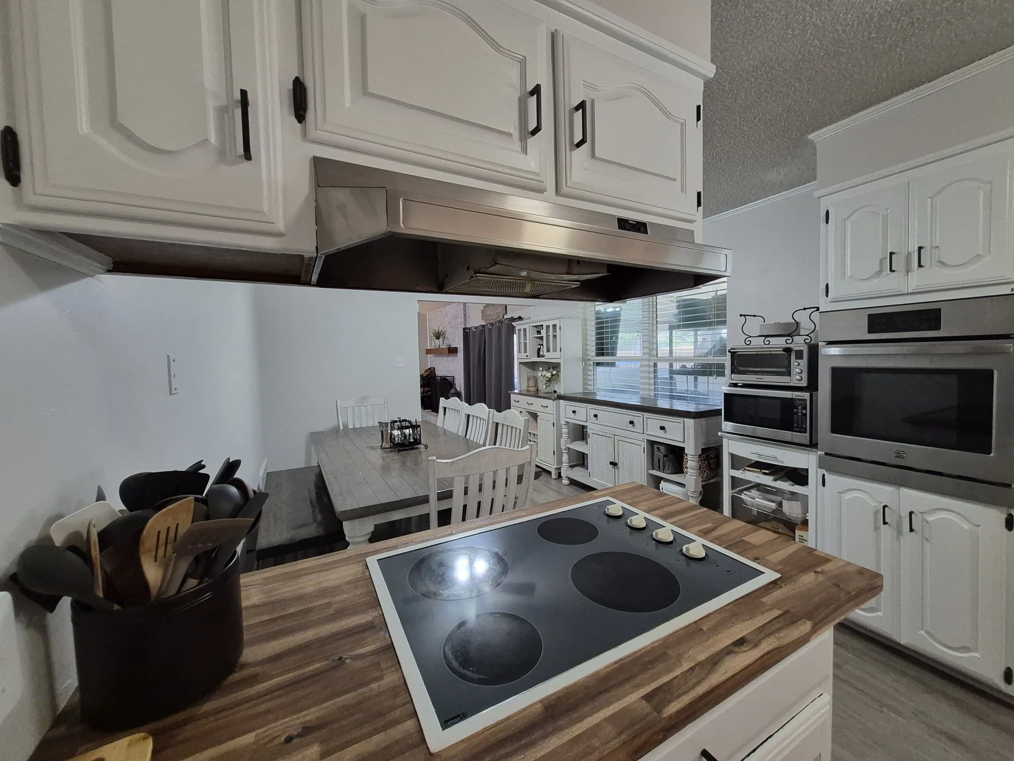 Single Family Residence For Sale in Mc Lennan County , 405 W Lindenwood Lane, Hewitt, Texas 76643, 4 Bedroom, 2 Bathroom, 2 Garage spaces, 2,249 Sqft, built in 1976, mls#21317741, Real Estate Agent in Hewitt, Homes For Sale in Mc Lennan county, Homes For Sale in Hewitt, Realtor in Hewitt Texas, Real Estate Brokerage Independent Realty Texas, Luminita Cordes Realtor