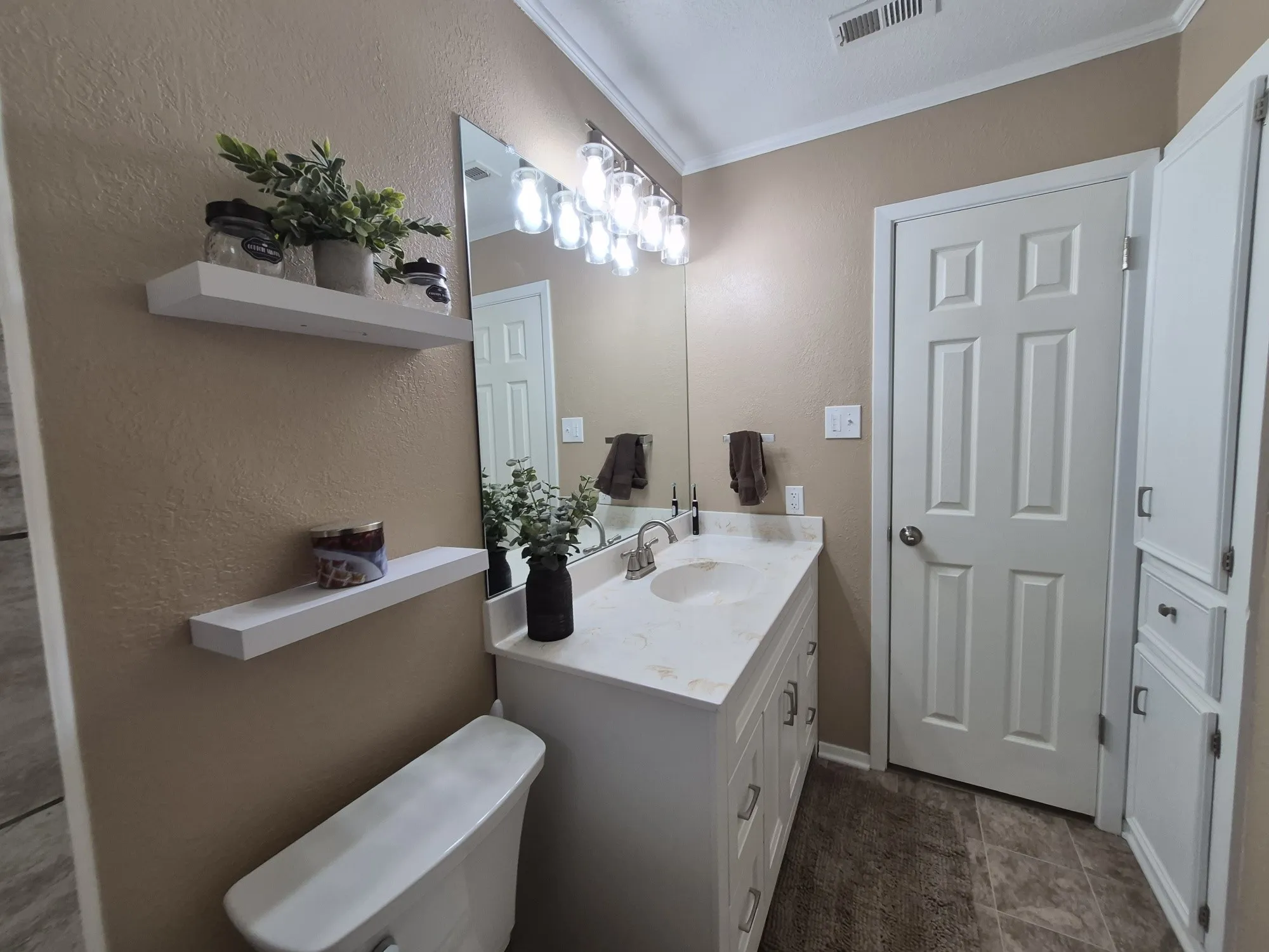 Single Family Residence For Sale in Mc Lennan County , 405 W Lindenwood Lane, Hewitt, Texas 76643, 4 Bedroom, 2 Bathroom, 2 Garage spaces, 2,249 Sqft, built in 1976, mls#21317741, Real Estate Agent in Hewitt, Homes For Sale in Mc Lennan county, Homes For Sale in Hewitt, Realtor in Hewitt Texas, Real Estate Brokerage Independent Realty Texas, Luminita Cordes Realtor
