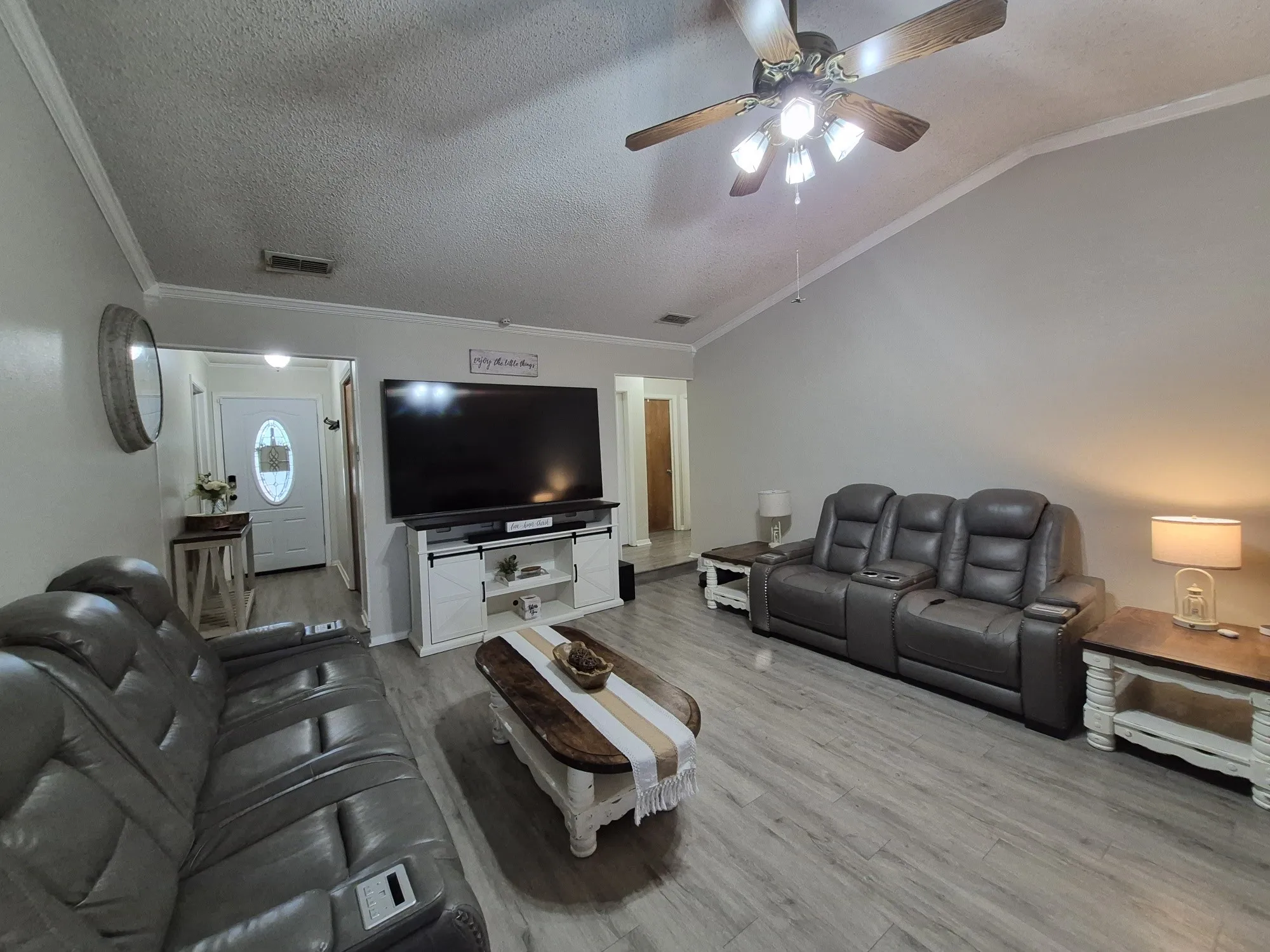 Single Family Residence For Sale in Mc Lennan County , 405 W Lindenwood Lane, Hewitt, Texas 76643, 4 Bedroom, 2 Bathroom, 2 Garage spaces, 2,249 Sqft, built in 1976, mls#21317741, Real Estate Agent in Hewitt, Homes For Sale in Mc Lennan county, Homes For Sale in Hewitt, Realtor in Hewitt Texas, Real Estate Brokerage Independent Realty Texas, Luminita Cordes Realtor