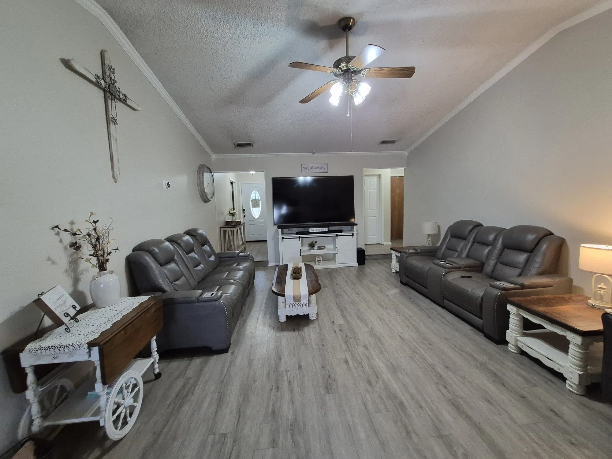 Single Family Residence For Sale in Mc Lennan County , 405 W Lindenwood Lane, Hewitt, Texas 76643, 4 Bedroom, 2 Bathroom, 2 Garage spaces, 2,249 Sqft, built in 1976, mls#21317741, Real Estate Agent in Hewitt, Homes For Sale in Mc Lennan county, Homes For Sale in Hewitt, Realtor in Hewitt Texas, Real Estate Brokerage Independent Realty Texas, Luminita Cordes Realtor