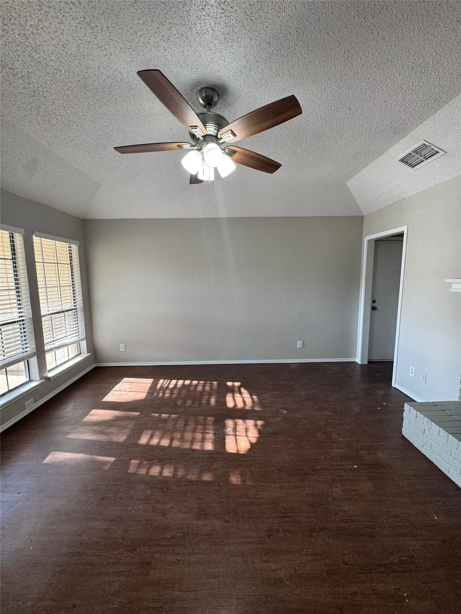 Duplex For Rent in Tarrant County , 4512 Trysail Drive, Fort Worth, Texas 76135, 2 Bedroom, 2 Bathroom, Garage spaces, 1,080 Sqft, built in 1986, mls#21317873, Real Estate Agent in Fort Worth, Homes For Rent in Tarrant county, Homes For Rent in Fort Worth, Realtor in Fort Worth Texas, Real Estate Brokerage Independent Realty Texas, Luminita Cordes Realtor