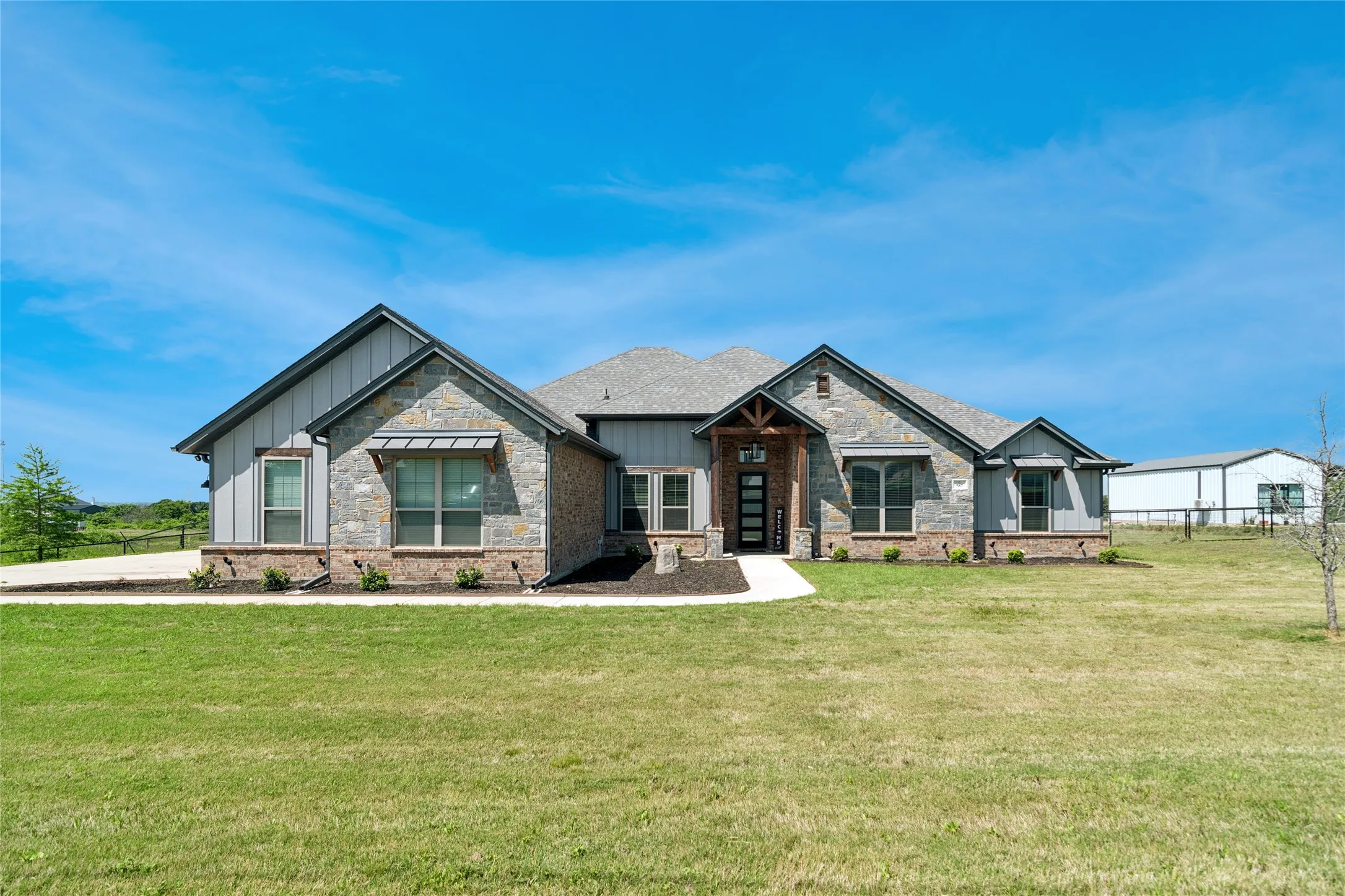 Single Family Residence For Sale in Parker County , 587 Old Agnes Road, Weatherford, Texas 76088, 4 Bedroom, 3 Bathroom, 3 Garage spaces, 2,687 Sqft, built in 2022, mls#21248443, Real Estate Agent in Weatherford, Homes For Sale in Parker county, Homes For Sale in Weatherford, Realtor in Weatherford Texas, Real Estate Brokerage Independent Realty Texas, Luminita Cordes Realtor