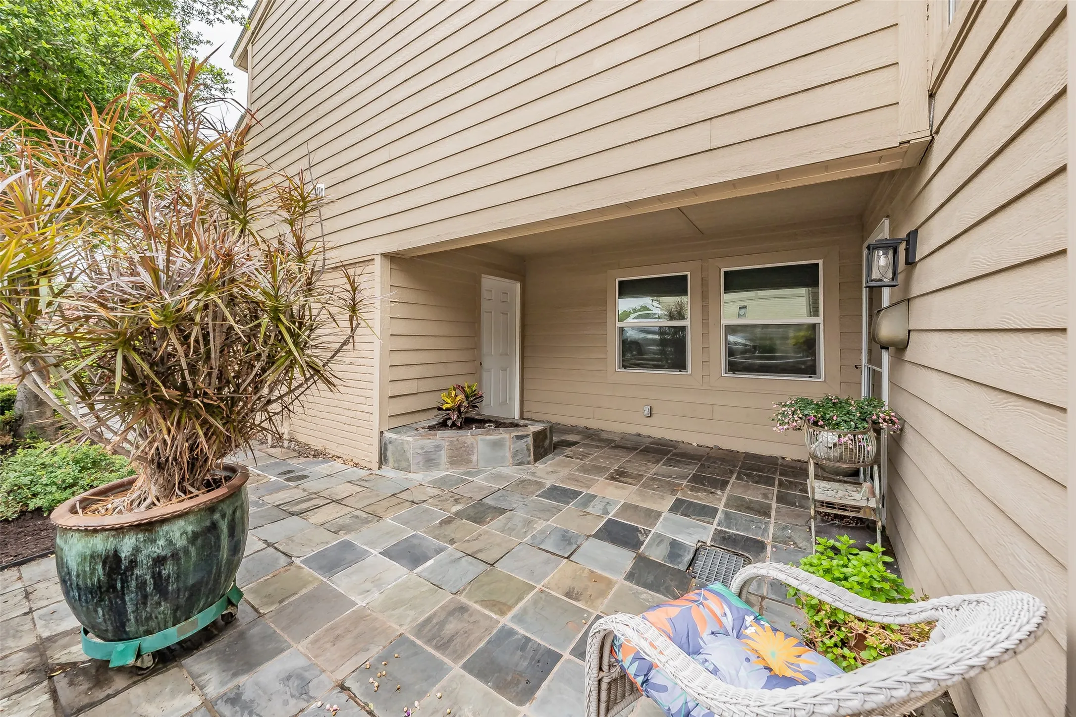 Covered patio with multi-toned flagstone flooring