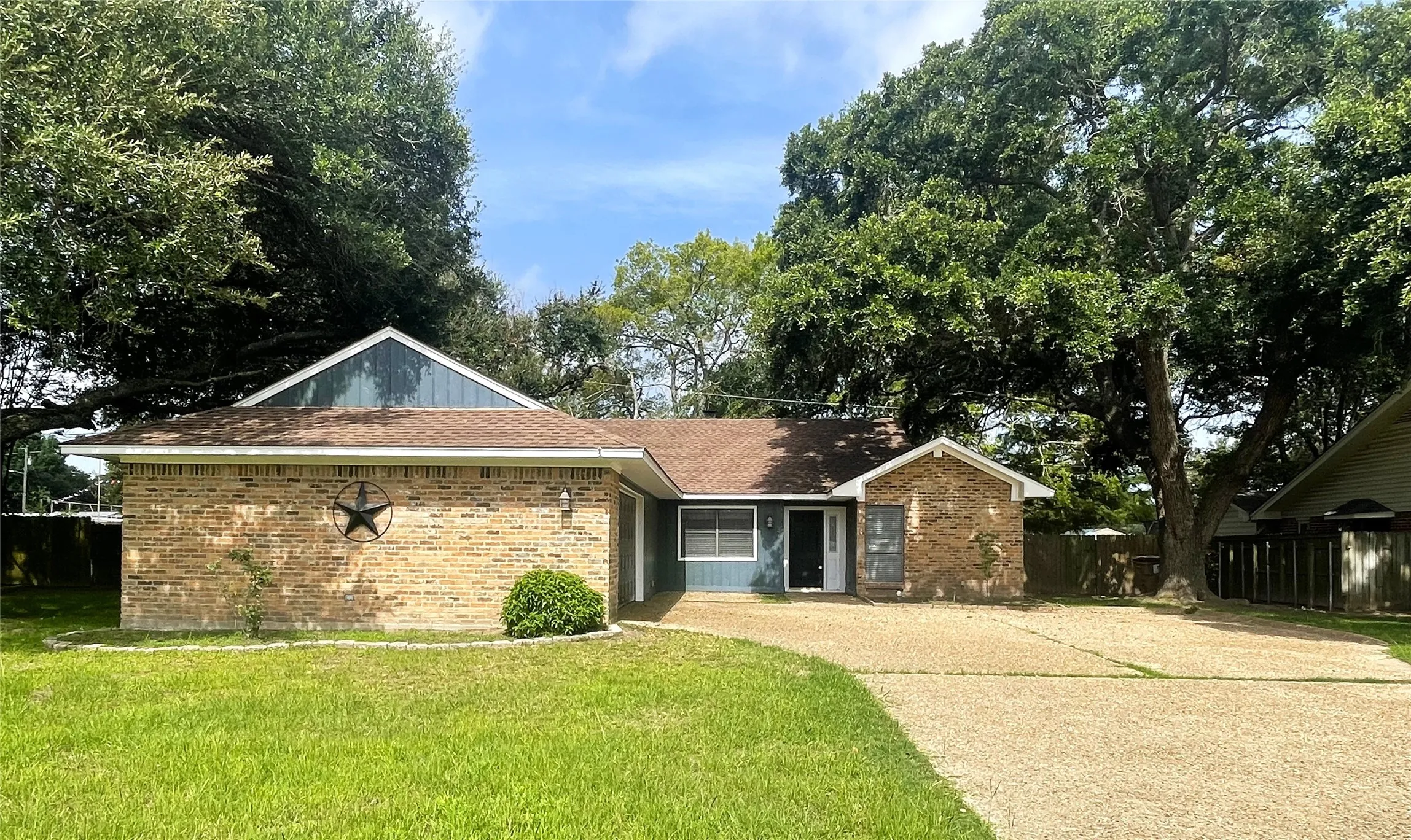 Single Family Residence For Sale in Freestone County , 3 Circle Drive, Teague, Texas 75860, 4 Bedrooms, 2 Bathrooms, 2 Garage spaces, 1,970 Sqft, built in 1974, Price $235,000, mls#21317933, Real Estate Agent in Teague, Homes For Sale in Freestone county, Homes For Sale in Teague, Realtor in Teague Texas, Real Estate Brokerage Independent Realty Texas, Luminita Cordes Realtor