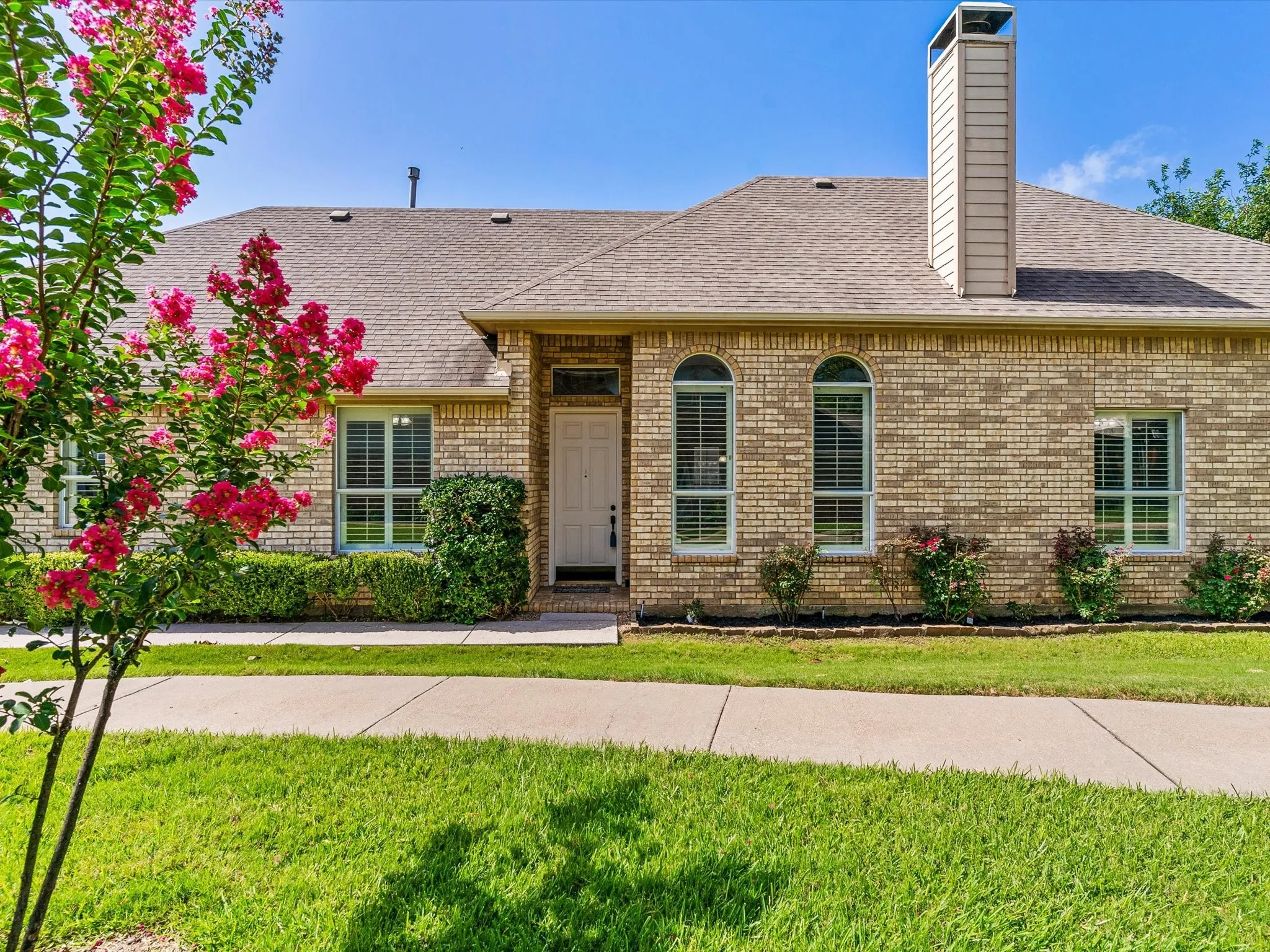 Single Family Residence For Sale in Tarrant County , 1949 Stonecourt Drive, Bedford, Texas 76021, 3 Bedroom, 2 Bathroom, 2 Garage spaces, 1,768 Sqft, built in 2001, mls#21316687, Real Estate Agent in Bedford, Homes For Sale in Tarrant county, Homes For Sale in Bedford, Realtor in Bedford Texas, Real Estate Brokerage Independent Realty Texas, Luminita Cordes Realtor