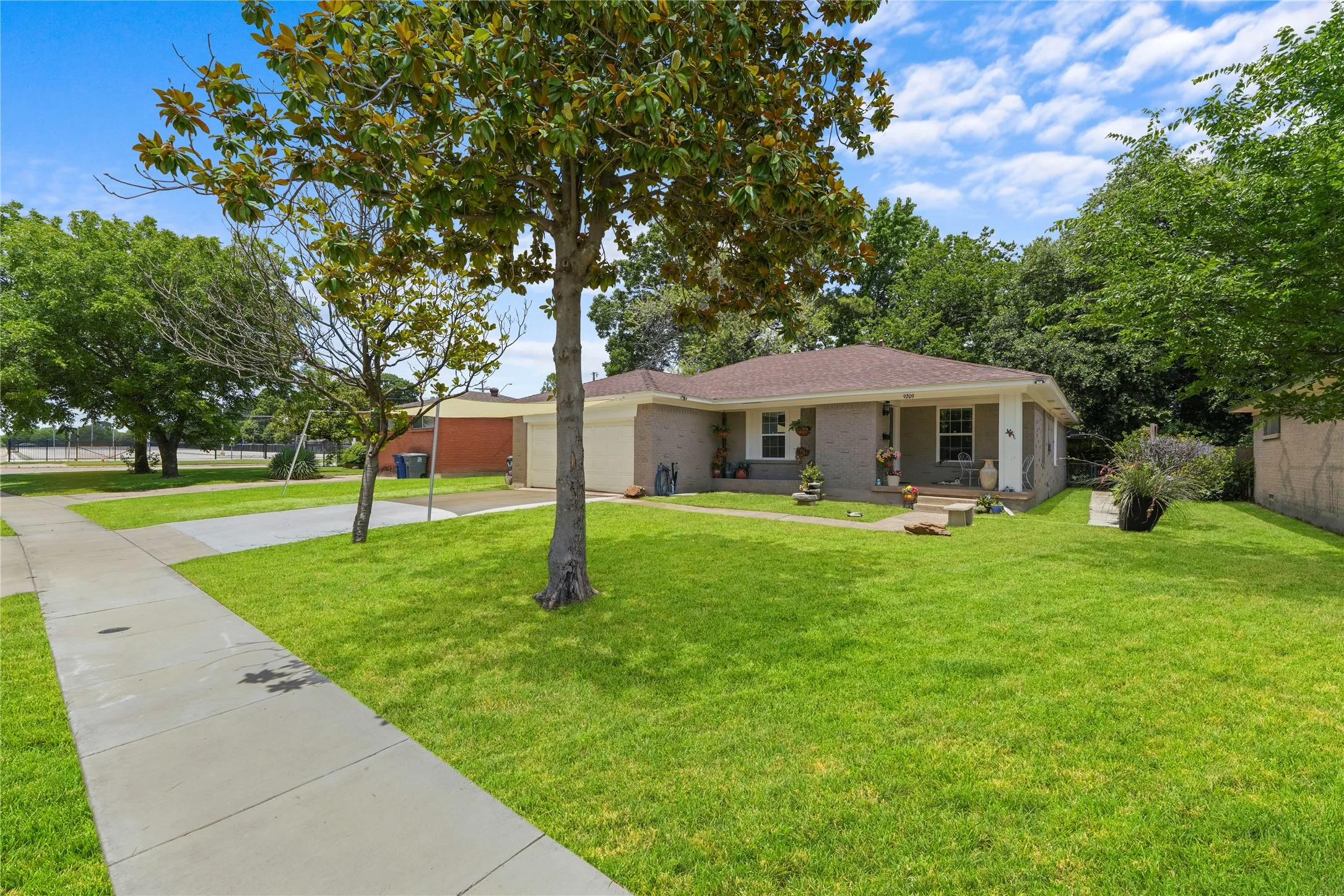 Single Family Residence For Sale in Dallas County , 9209 Palisade Drive, Dallas, Texas 75217, 4 Bedroom, 2 Bathroom, 2 Garage spaces, 1,820 Sqft, built in 1958, mls#21316658, Real Estate Agent in Dallas, Homes For Sale in Dallas county, Homes For Sale in Dallas, Realtor in Dallas Texas, Real Estate Brokerage Independent Realty Texas, Luminita Cordes Realtor