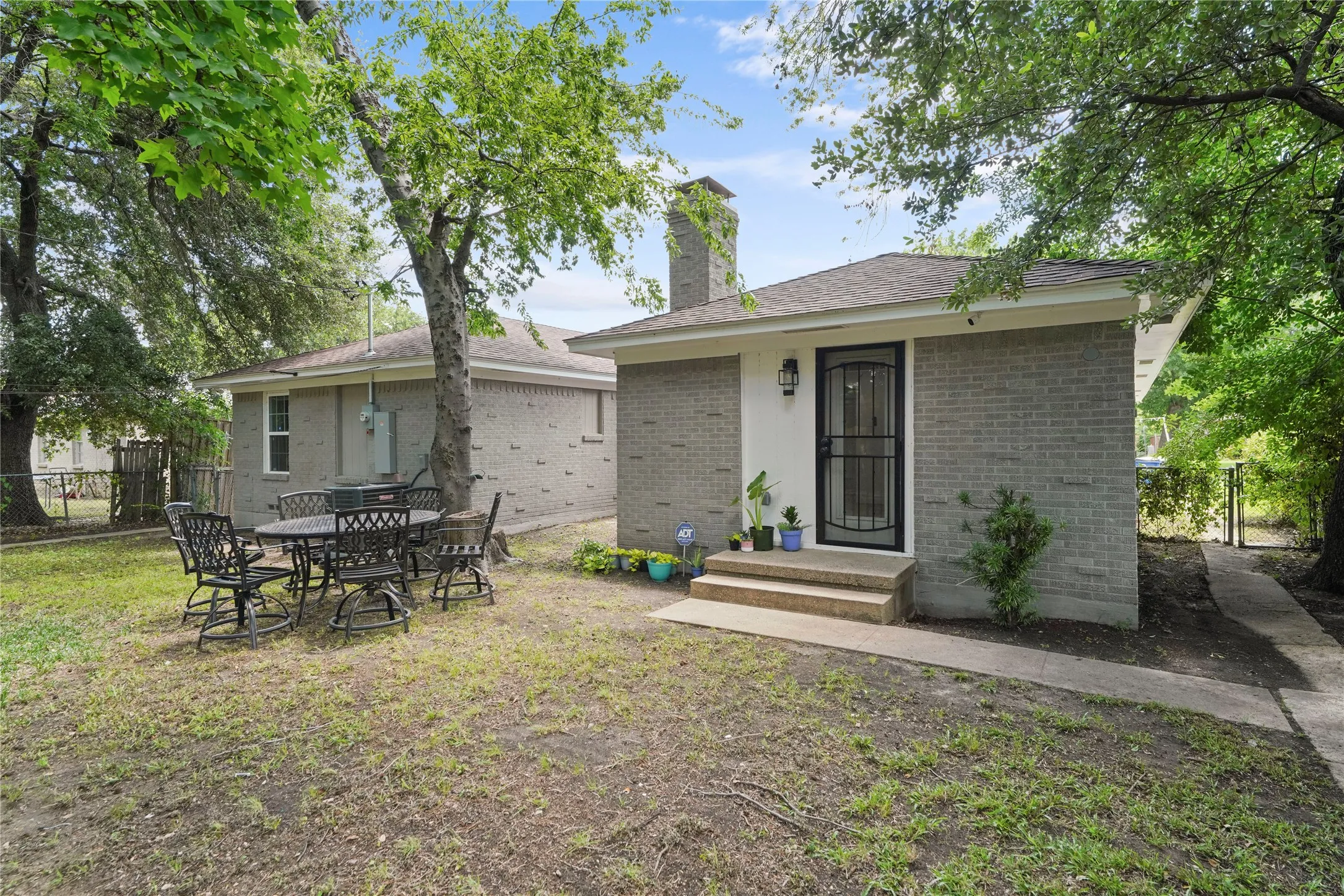 Single Family Residence For Sale in Dallas County , 9209 Palisade Drive, Dallas, Texas 75217, 4 Bedroom, 2 Bathroom, 2 Garage spaces, 1,820 Sqft, built in 1958, mls#21316658, Real Estate Agent in Dallas, Homes For Sale in Dallas county, Homes For Sale in Dallas, Realtor in Dallas Texas, Real Estate Brokerage Independent Realty Texas, Luminita Cordes Realtor