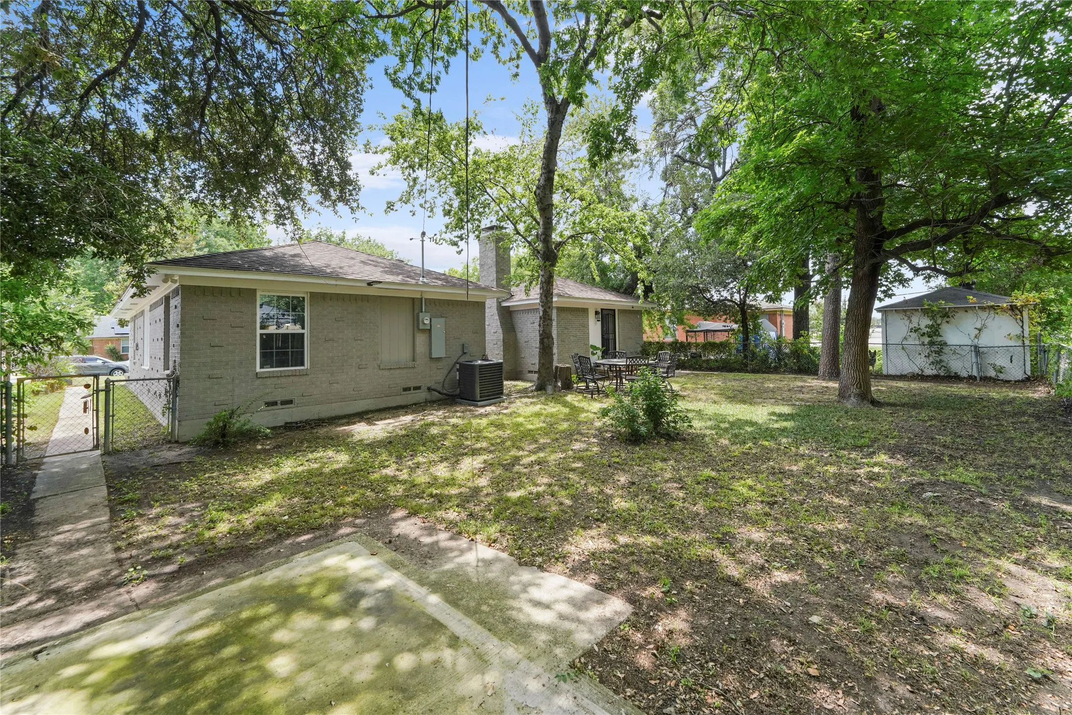 Single Family Residence For Sale in Dallas County , 9209 Palisade Drive, Dallas, Texas 75217, 4 Bedroom, 2 Bathroom, 2 Garage spaces, 1,820 Sqft, built in 1958, mls#21316658, Real Estate Agent in Dallas, Homes For Sale in Dallas county, Homes For Sale in Dallas, Realtor in Dallas Texas, Real Estate Brokerage Independent Realty Texas, Luminita Cordes Realtor
