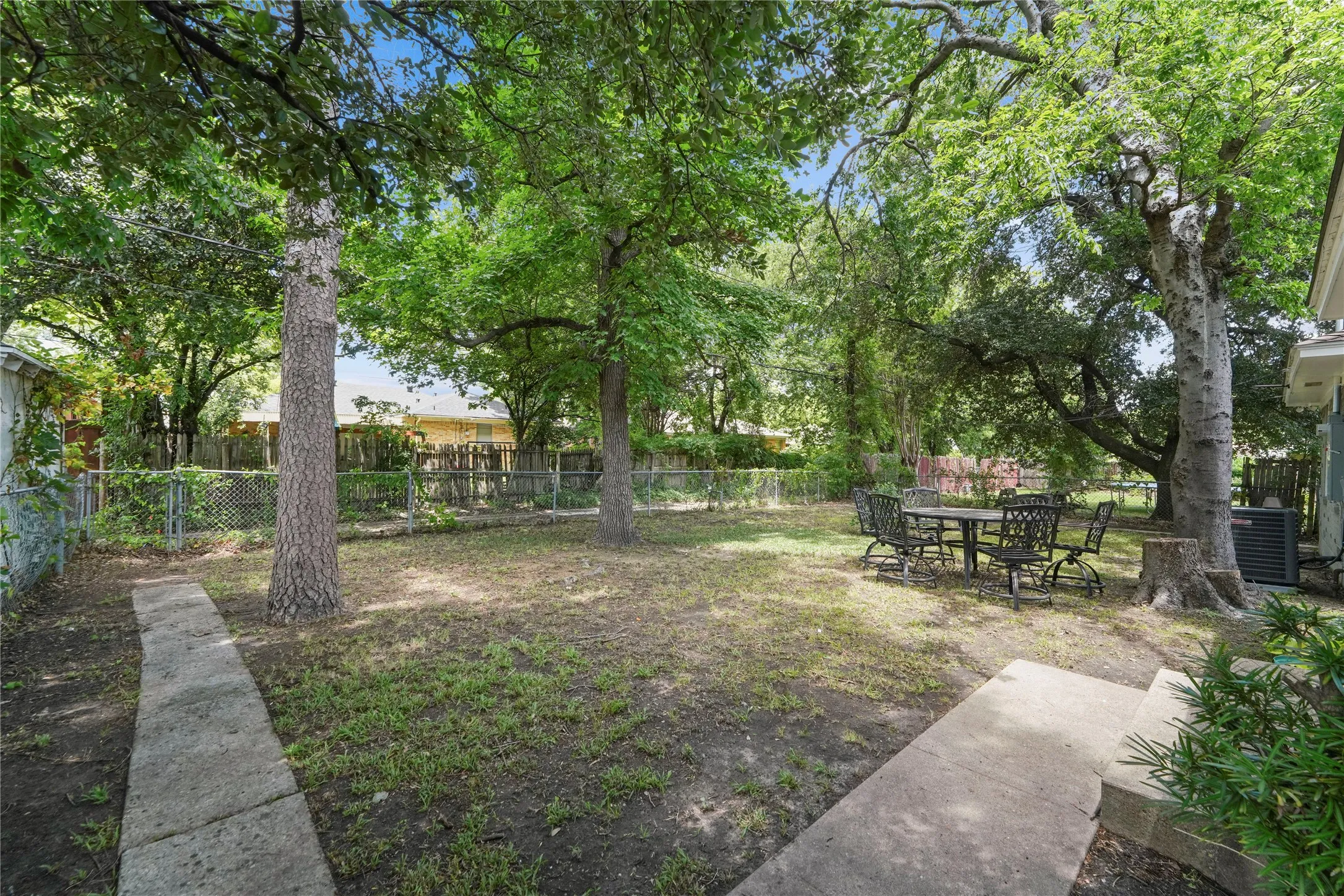 Single Family Residence For Sale in Dallas County , 9209 Palisade Drive, Dallas, Texas 75217, 4 Bedroom, 2 Bathroom, 2 Garage spaces, 1,820 Sqft, built in 1958, mls#21316658, Real Estate Agent in Dallas, Homes For Sale in Dallas county, Homes For Sale in Dallas, Realtor in Dallas Texas, Real Estate Brokerage Independent Realty Texas, Luminita Cordes Realtor
