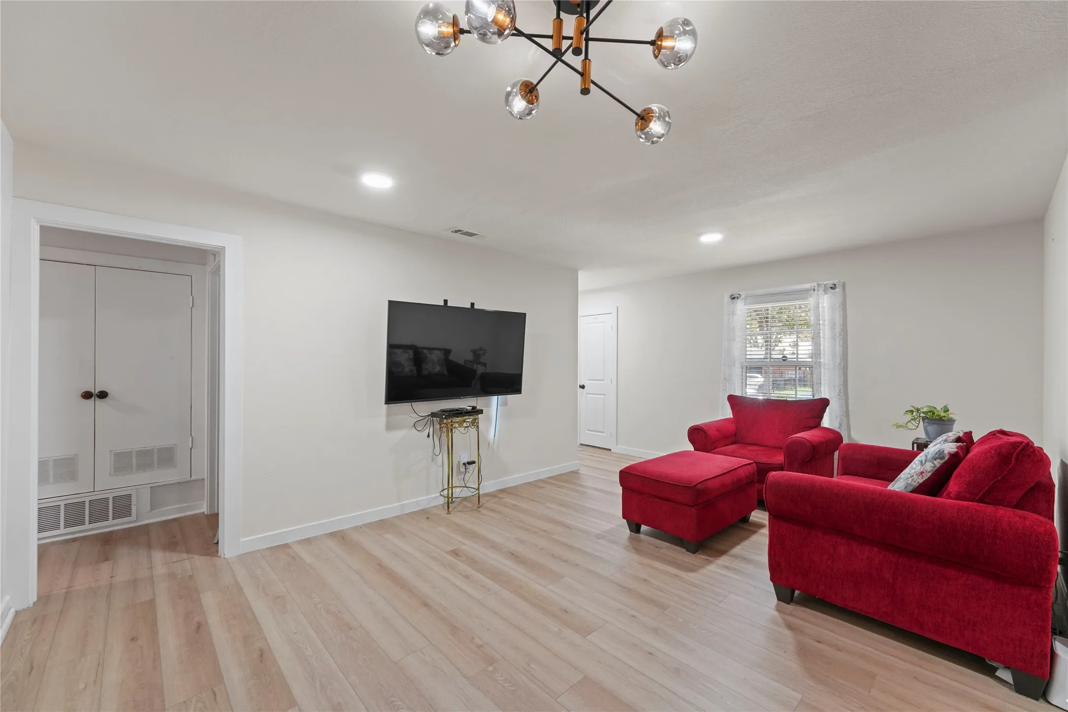 Single Family Residence For Sale in Dallas County , 9209 Palisade Drive, Dallas, Texas 75217, 4 Bedroom, 2 Bathroom, 2 Garage spaces, 1,820 Sqft, built in 1958, mls#21316658, Real Estate Agent in Dallas, Homes For Sale in Dallas county, Homes For Sale in Dallas, Realtor in Dallas Texas, Real Estate Brokerage Independent Realty Texas, Luminita Cordes Realtor